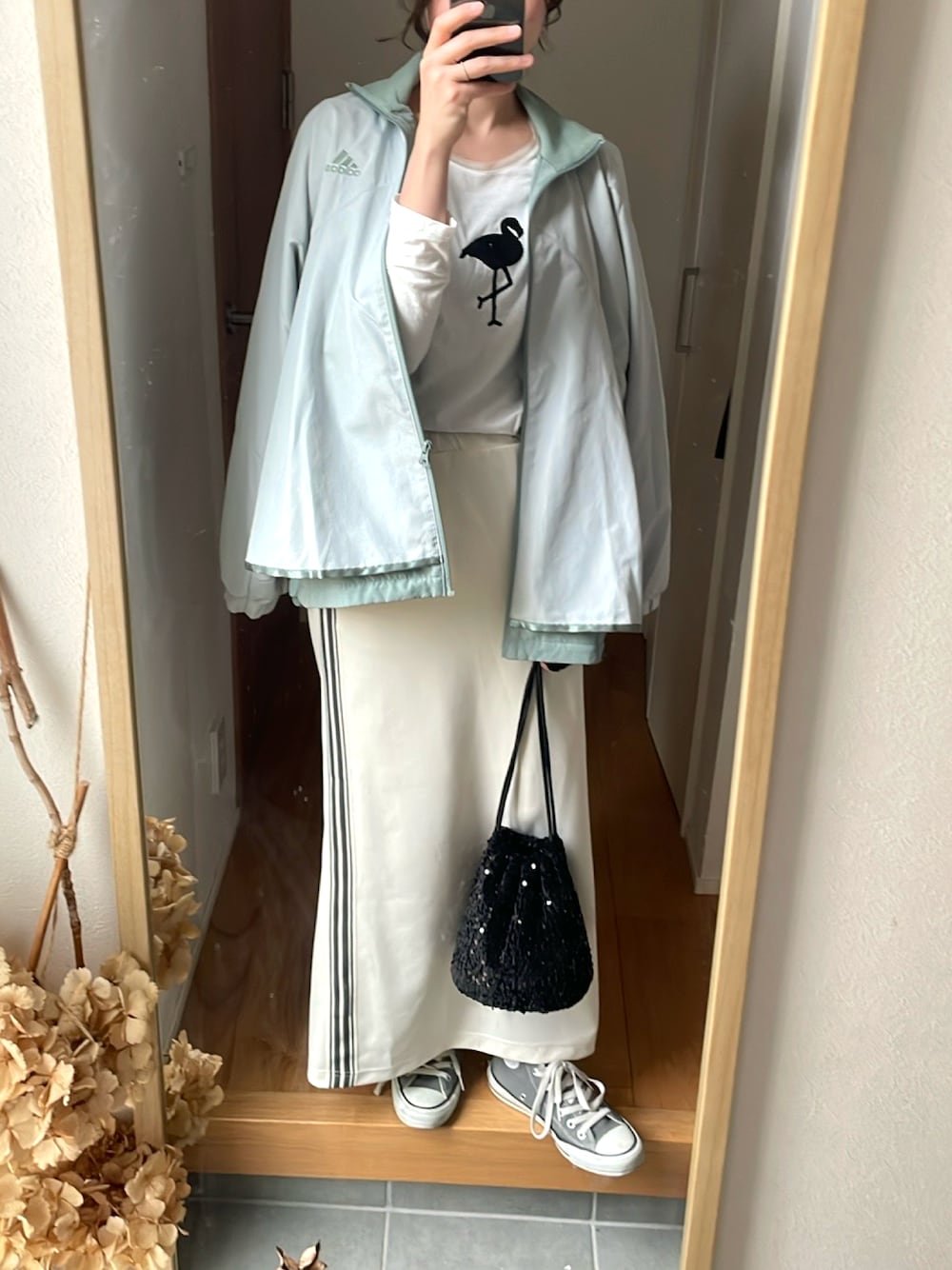 「春ファッション、きれいめカジュアル、Iラインスカート、オーバーサイズ、スポーツミックス、ハイカットスニーカー、淡色コーデ、高身長女子、高身長コーデ、着回しコーデ、スパンコールバック」｜「aristellaのアイテム（バッグ、ブラック系）」を使った、KENIIさん（レディース・167cm）の春コーディネートの1枚目の写真