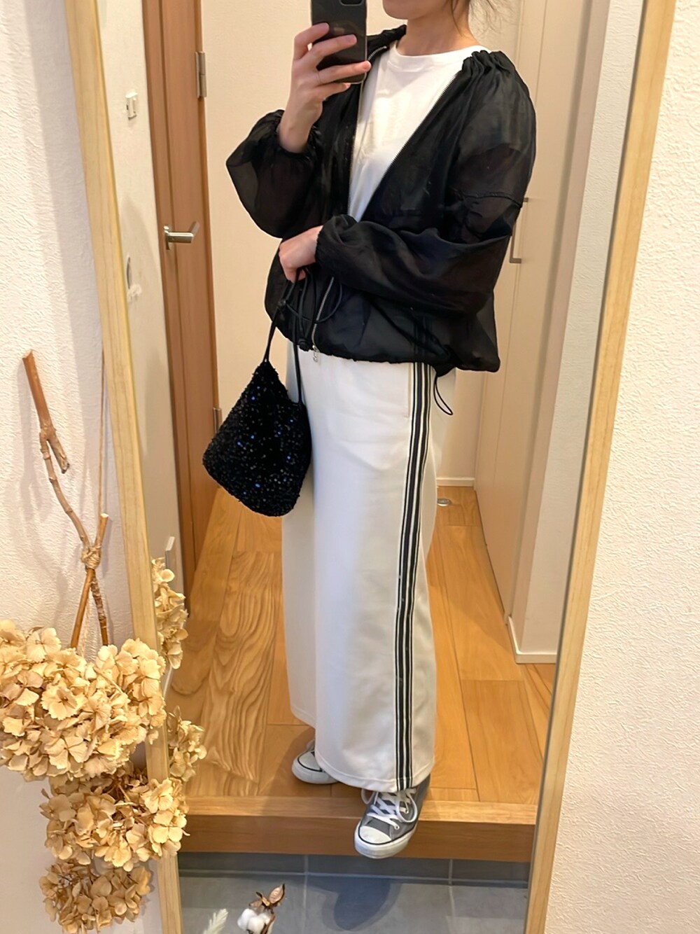 「春ファッション、オトナ女子、モノトーン、キレイめカジュアル、高身長女子、ロングスカート、キレイめ、ラフコーデ、スポーツミックス、高身長コーデ」｜「aristellaのアイテム（バッグ、ブラック系）」を使った、KENIIさん（レディース・167cm）の春コーディネートの1枚目の写真