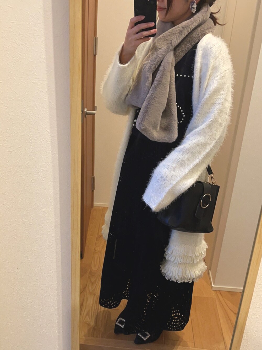 「秋コーデ、授業参観、お出かけコーデ、きれいめカジュアル、秋服、ロングスカート、ロングカーディガン、フリンジカーディガン、ショートブーツ、ママコーデ」｜「ZARAのアイテム（ニット/セーター、ブラック系）」を使った、KENIIさん（レディース・167cm）の秋コーディネートの1枚目の写真