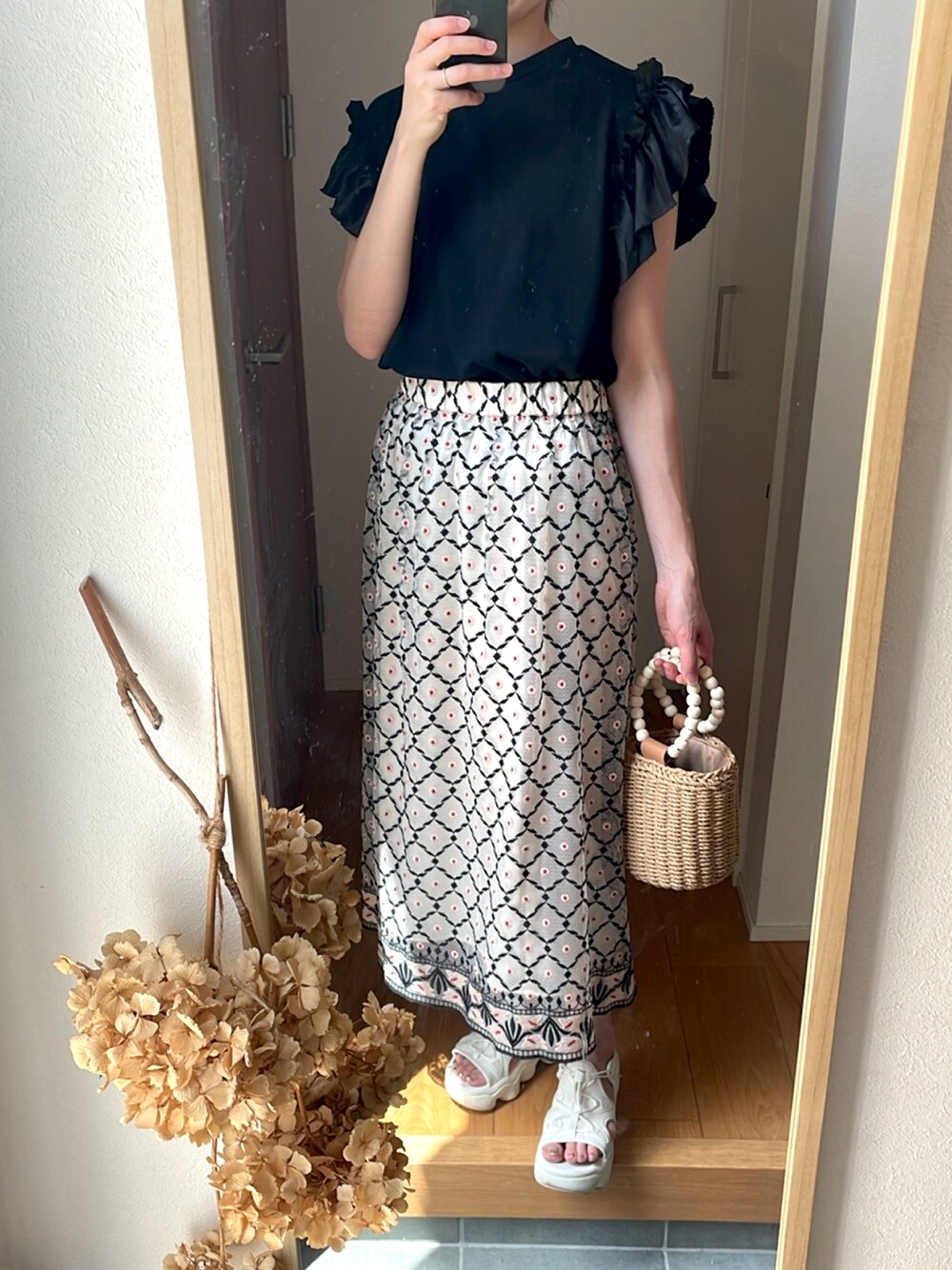 「きれいめカジュアル、ロングスカート、厚底サンダル、かごバッグ、夏服、スポーツミックス、高身長女子、高身長コーデ、タイトスカート、柄スカート、レース、チュールスカート」｜「Myuのアイテム（Tシャツ/カットソー、ブラック系）」を使った、KENIIさん（レディース・167cm）の夏コーディネートの1枚目の写真