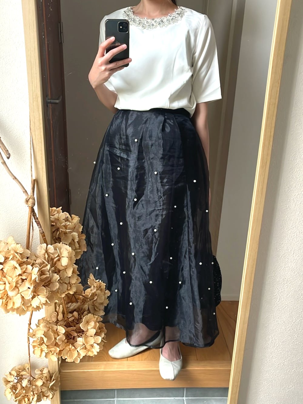 「モノトーン、プチプラ、シフォンスカート、パール付きスカート、ビジュー、夏服、ホワイト×ブラック、高身長女子、高身長コーデ、スパンコールバック」｜「&. NOSTALGIAのアイテム（Tシャツ/カットソー、ホワイト系）」を使った、KENIIさん（レディース・167cm）の夏コーディネートの1枚目の写真