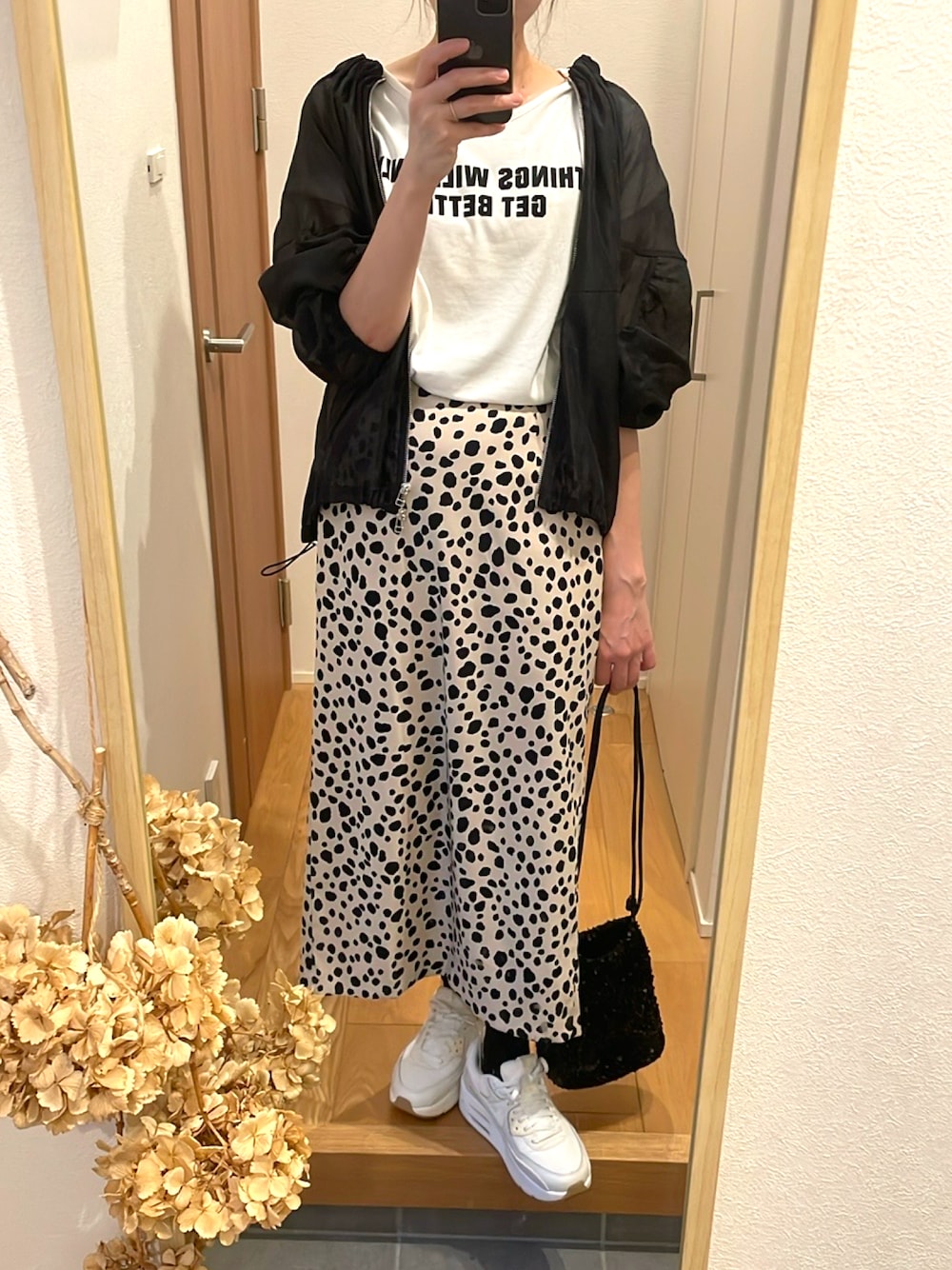 「シンプルスタイル、モノトーンコーデ、モノトーン、アイラインスカート、厚底シューズ、厚底スニーカー、ナイキエアマックス、ダルメシアン柄、シースルー、オトナカワイイ、プチプラ、きれいめカジュアル、大人女子、高身長女子、高身長コーデ」｜「しまむらのアイテム（Tシャツ/カットソー、ホワイト系）」を使った、KENIIさん（レディース・167cm）の秋コーディネートの1枚目の写真