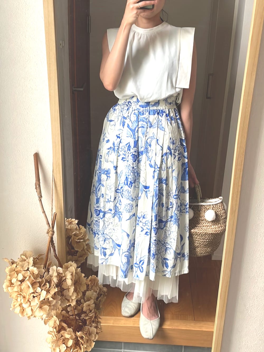 ホワイト系のシャツ/ブラウス、ブルー系のスカート、ホワイト系のシューズを着用したレディースの夏コーディネートの1枚目の写真