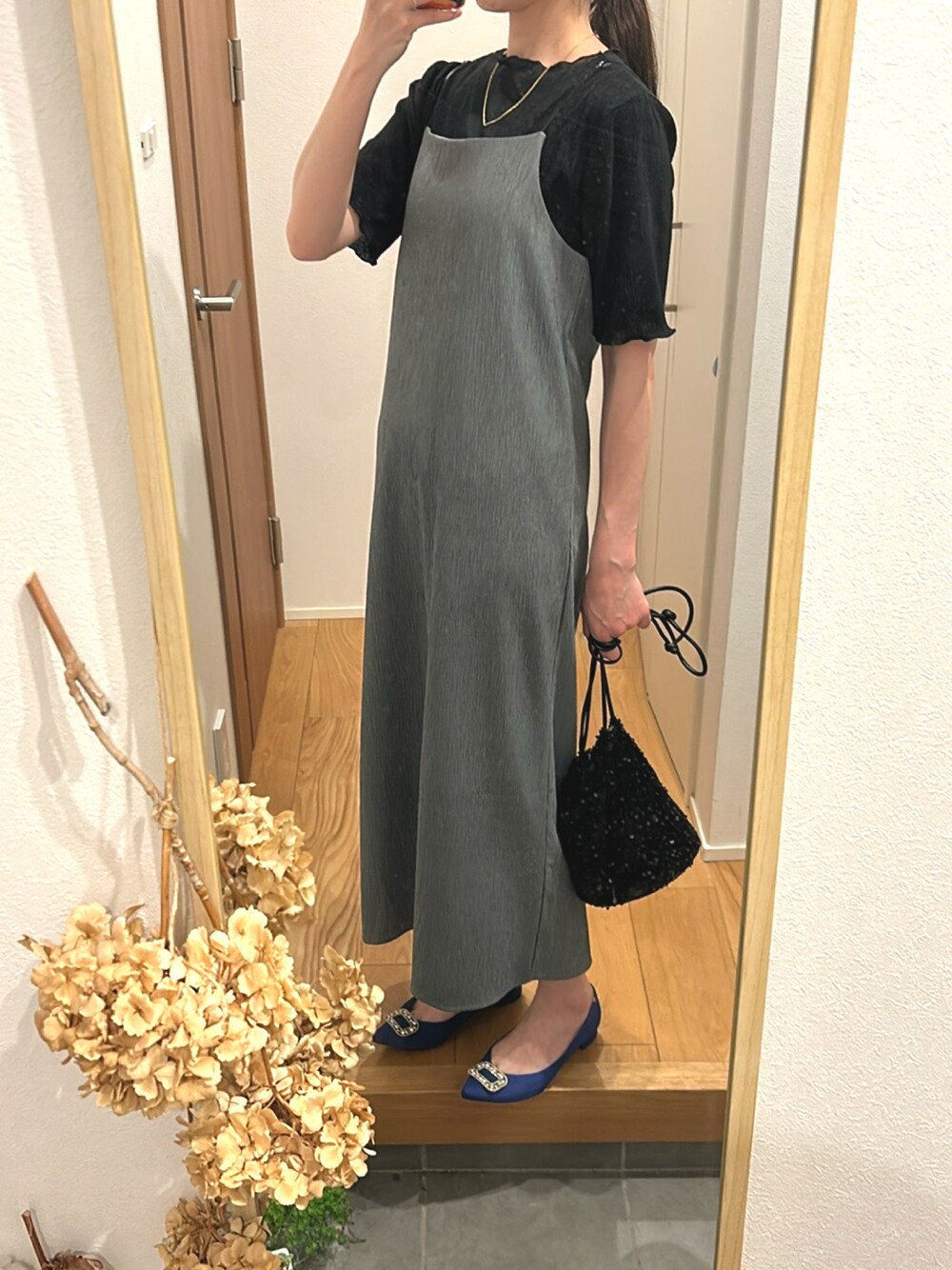 「きれいめカジュアル、ロングワンピース、モノトーン、着回しコーデ、セレクトモカ(select MOCA)、パンプス、スパンコールバック、高身長女子、高身長コーデ」｜「aristellaのアイテム（バッグ、ブラック系）」を使った、KENIIさん（レディース・167cm）の春コーディネートの1枚目の写真