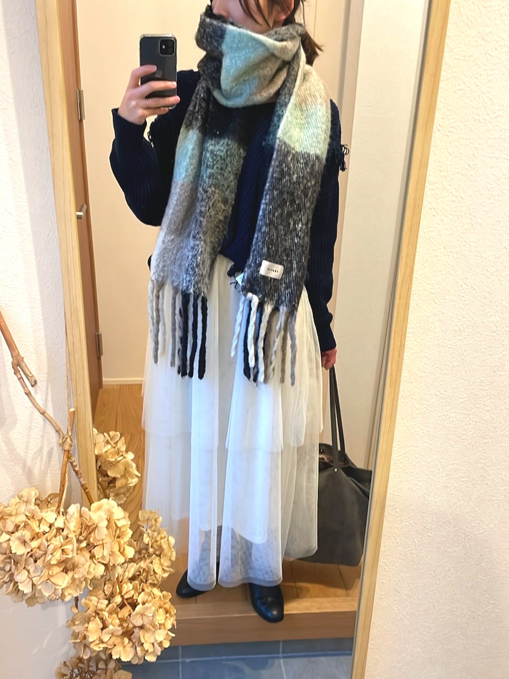 「今日のコーデ、きれいめカジュアル、シフォンスカート、スカートコーデ、ゆるコーデ、高身長女子、高身長コーデ、シンプルスタイル、ネイビー×ホワイト、オーバーサイズ、リラックススタイル」｜「しまむらのアイテム（スカート、ホワイト系）」を使った、KENIIさん（レディース・167cm）の冬コーディネートの1枚目の写真