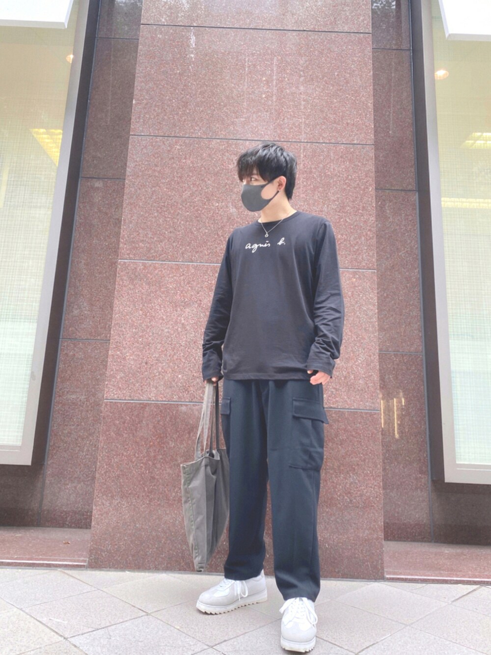 「カーゴパンツ、Steven Alan、agnes b.、EMMA  CLOTHES」｜「agnes b.のS137 TS　ロゴTシャツ（Tシャツ/カットソー、ブラック系）」を使った、Yunoさん（メンズ・169cm）の秋コーディネートの1枚目の写真