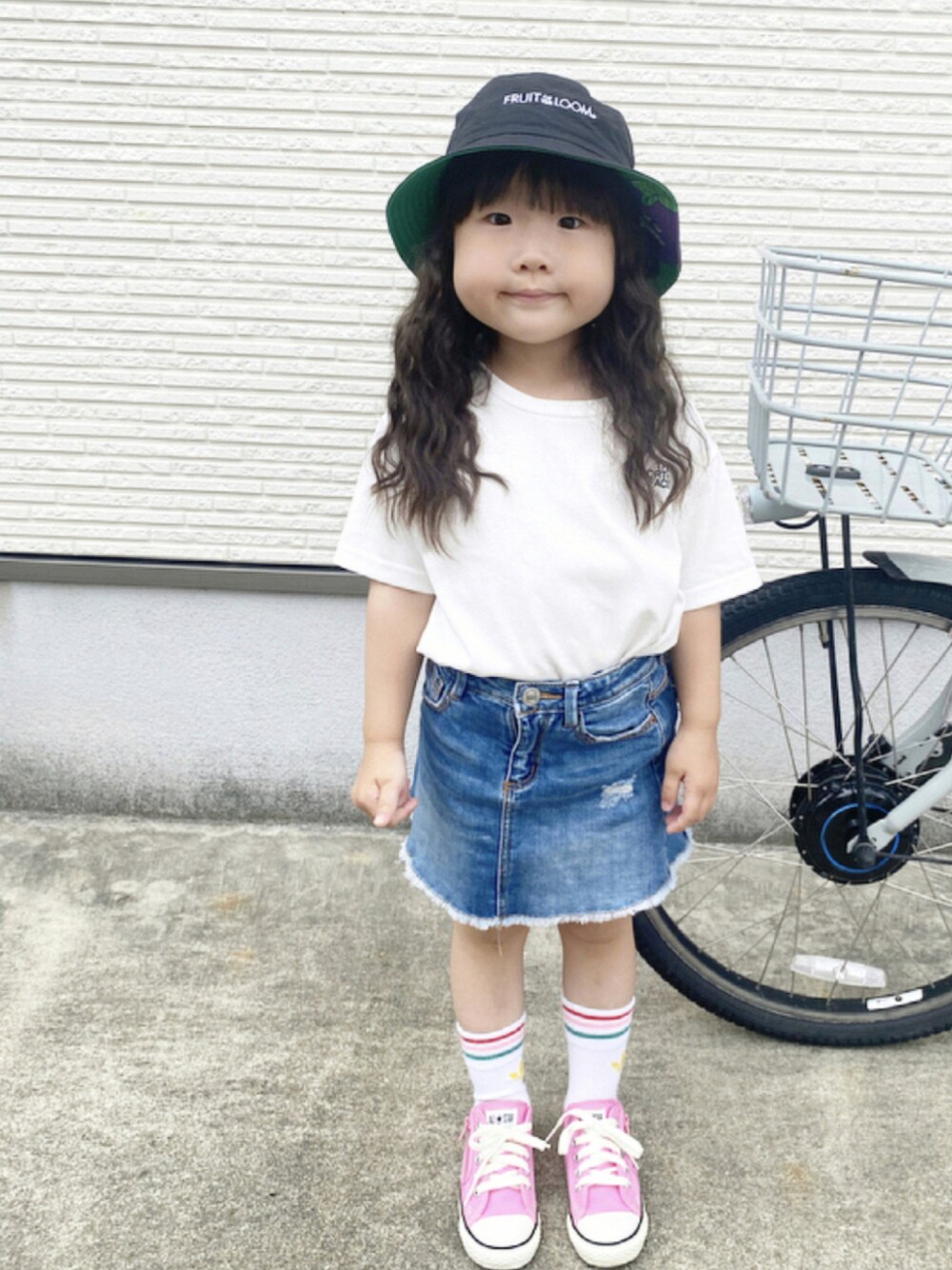 ホワイト系のTシャツ/カットソー、ブルー系のデニムスカート、ピンク系のスニーカーを着用したキッズの夏コーディネートの1枚目の写真