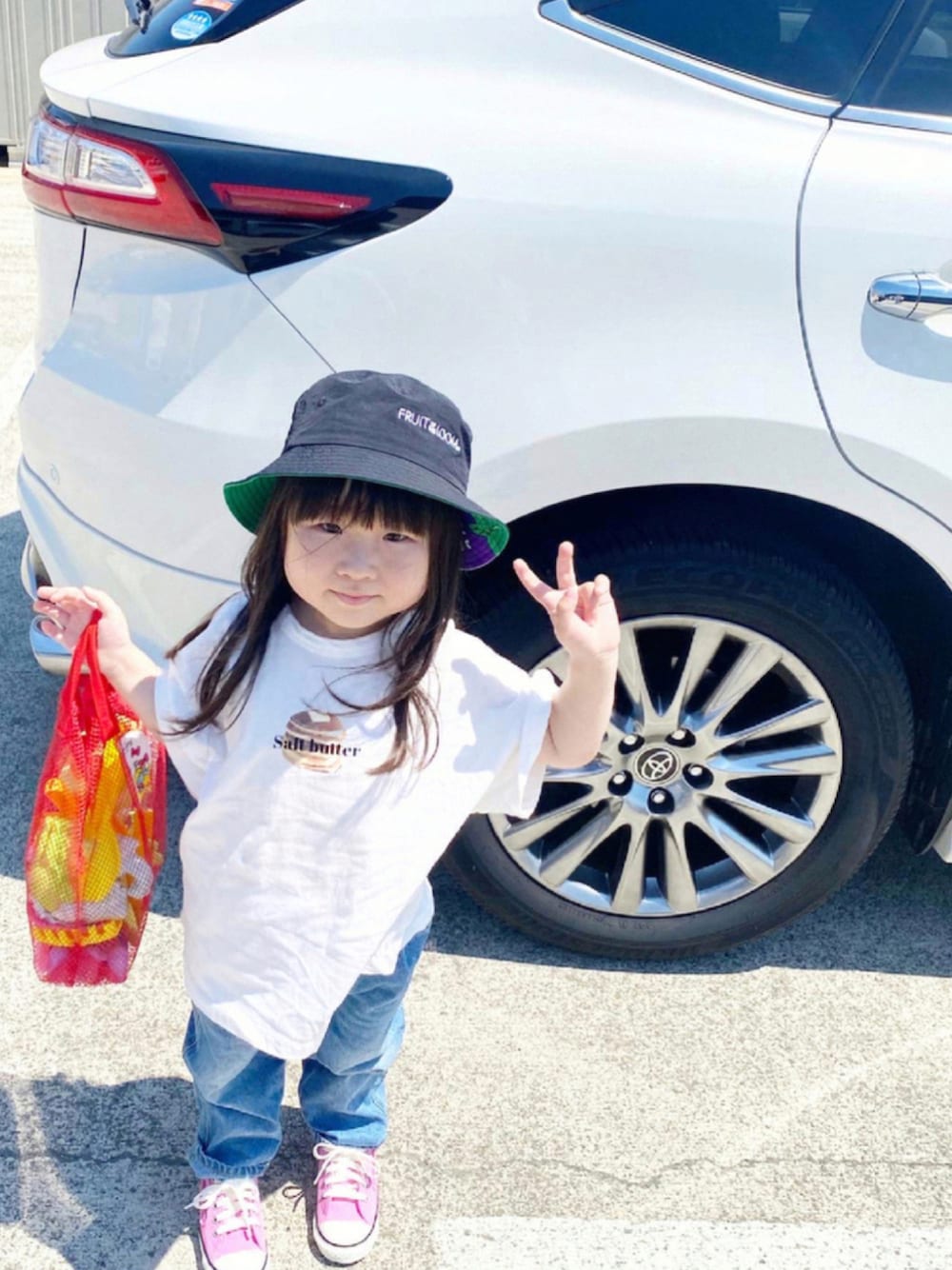 ホワイト系のTシャツ/カットソー、ブルー系のデニムパンツ、ピンク系のスニーカーを着用したキッズの夏コーディネートの1枚目の写真