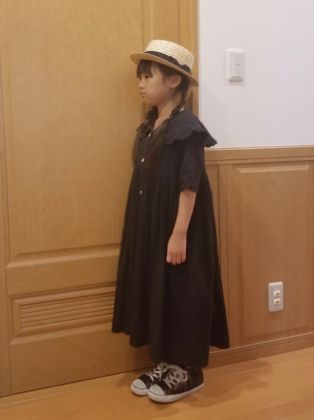 「キッズコーデ、ロングワンピース、夏コーデ、モノトーン、おしゃれさんと繋がりたい、ブラック、おんなのこ、スニーカー、コンバース」｜「3coinsのアイテム（帽子、ベージュ系）」を使った、あいりさん（キッズ・122cm）の夏コーディネートの1枚目の写真