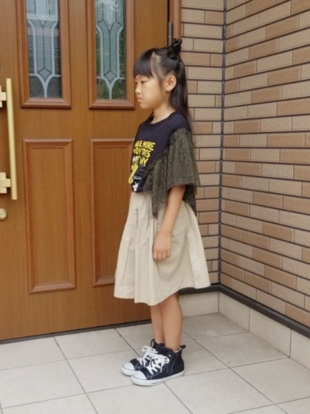 「タックイン、夏コーデ、カジュアル、スニーカー、コンバース、Tシャツ、スカート、おしゃれさんと繋がりたい、おんなのこ」｜「RADCHAPの【LOONEY TUNES】チュール袖Tシャツ（Tシャツ/カットソー、ブラック系）」を使った、あいりさん（キッズ・122cm）の夏コーディネートの1枚目の写真