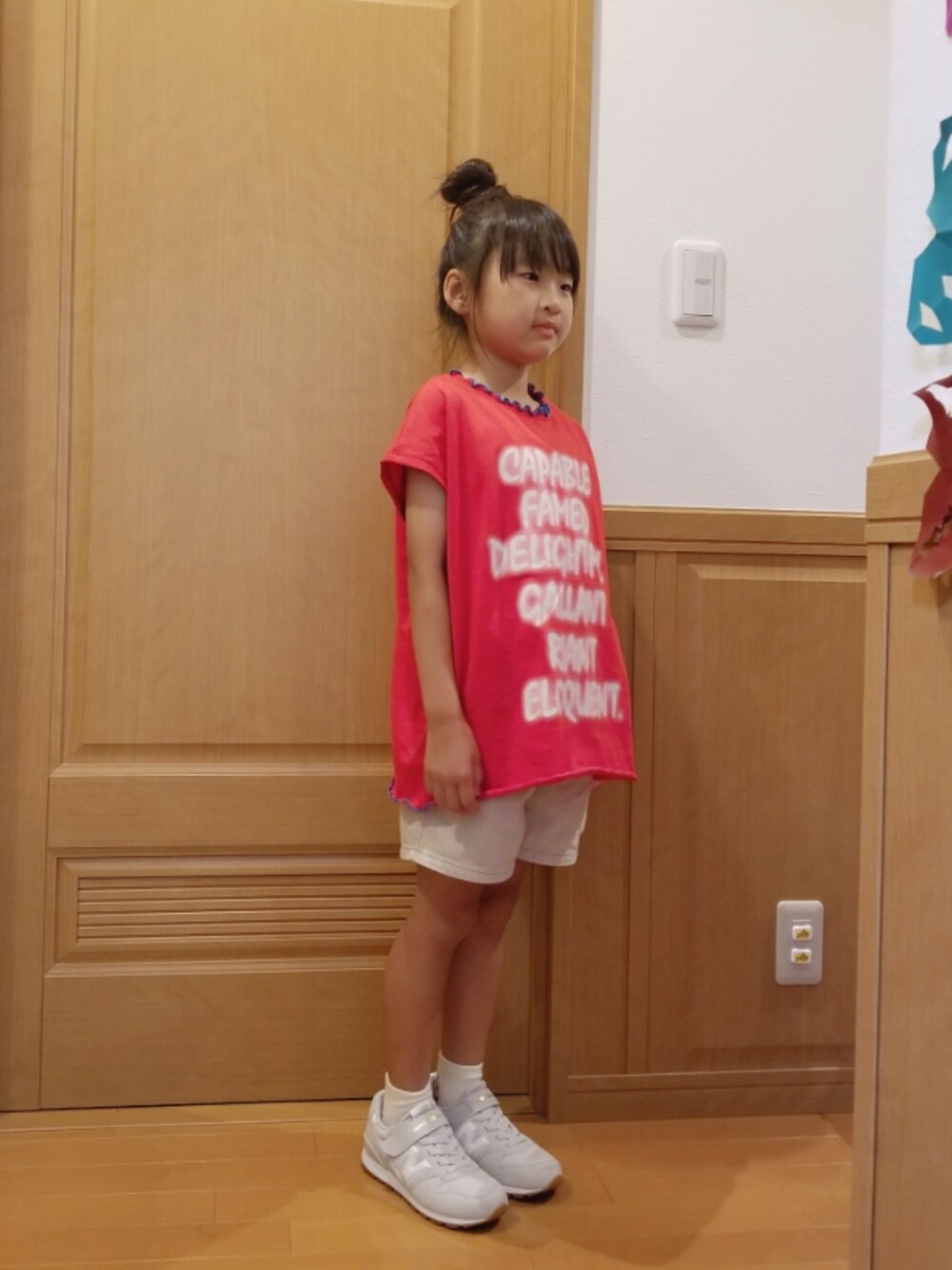 「休日スタイル、キッズコーデ、プチプラ、おんなのこ、カジュアル、おしゃれさんと繋がりたい、スニーカー」｜「A BONDのアイテム（Tシャツ/カットソー、レッド系）」を使った、あいりさん（キッズ・122cm）の夏コーディネートの1枚目の写真