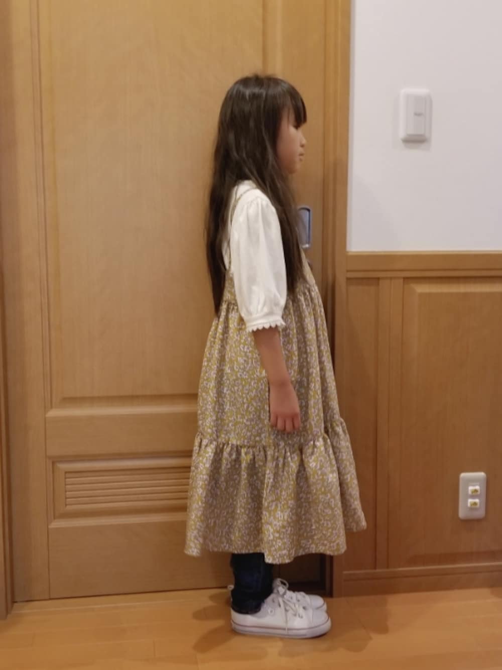 「カジュアルコーデ、キッズコーデ、花柄、夏コーデ、ティアードワンピース、スニーカー、おんなのこ、おしゃれさんと繋がりたい」｜「pairmanonの花柄 ギャザー フレア キャミ ワンピース（ジャンパースカート、イエロー系）」を使った、あいりさん（キッズ・122cm）の夏コーディネートの1枚目の写真