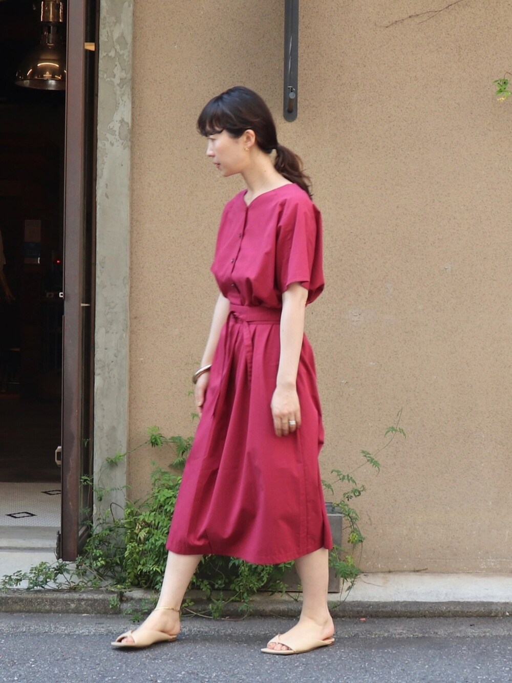 「ワンピース、赤、ウエストマーク、ヌーディー、シンプル、大人カジュアル、ootd、トングサンダル、カジュアル、アンクレット」｜「NOMBRE IMPAIRのヴィンテージクロス　半袖ワンピース（ワンピース、レッド系）」を使った、iida.さん（レディース・163cm）の夏コーディネートの1枚目の写真