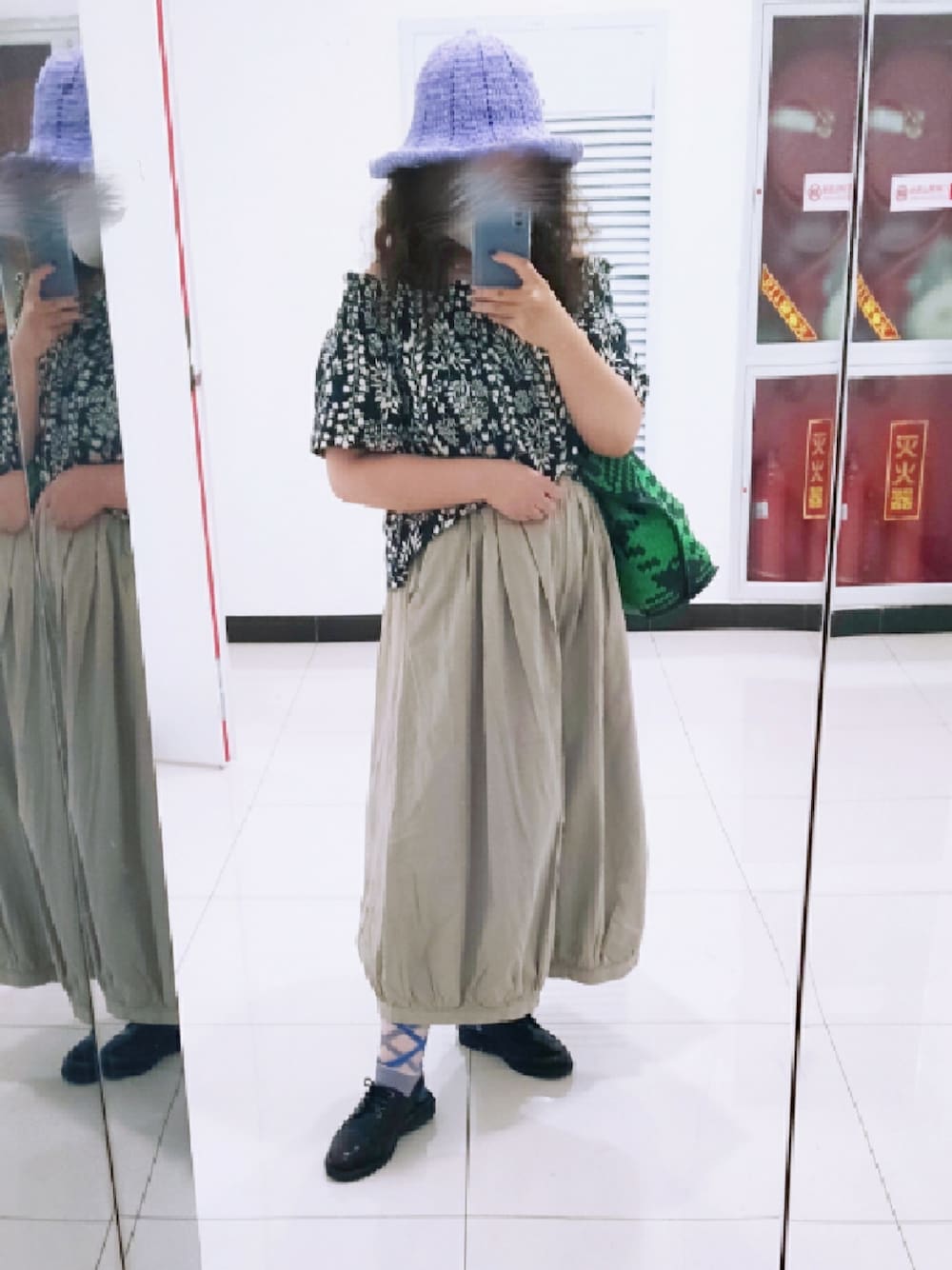 「H&Mのアイテム（Tシャツ/カットソー、ブラック系）」を使った、熊圆滚滚さん（レディース・155cm）の冬コーディネートの1枚目の写真