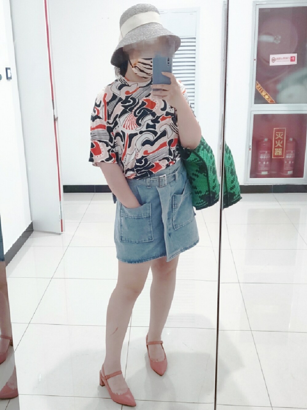 レッド系のサンダル、レッド系のTシャツ/カットソーを着用したレディースの夏コーディネートの1枚目の写真