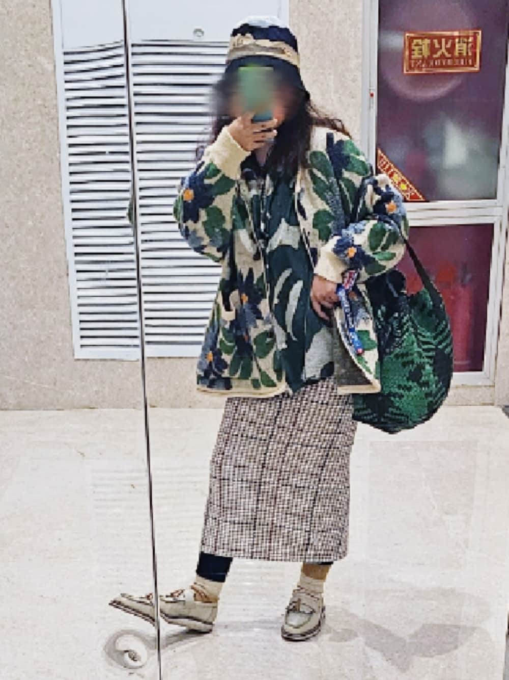 グリーン系のローファー、グリーン系のシャツ/ブラウスを着用したレディースの冬コーディネートの1枚目の写真