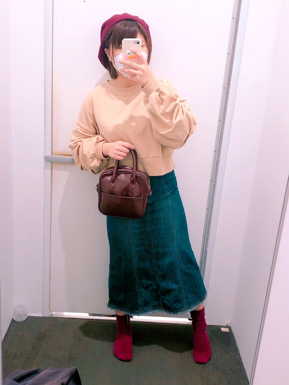 「大人カジュアル、ベレー帽、秋コーデ、ボルドー、デニム、スウェット」｜「WEGOのWEGO/バスクベレー帽（ハンチング/ベレー帽、レッド系）」を使った、maoさん（レディース・158cm）の秋コーディネートの1枚目の写真