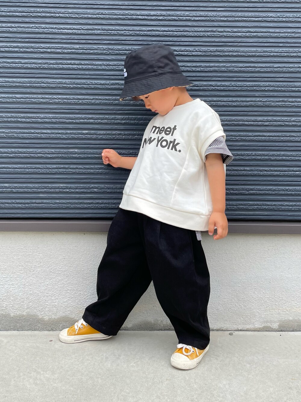 ホワイト系のスウェット、ブラック系のTシャツ/カットソー、ブラック系のその他パンツを着用したキッズの夏コーディネートの1枚目の写真