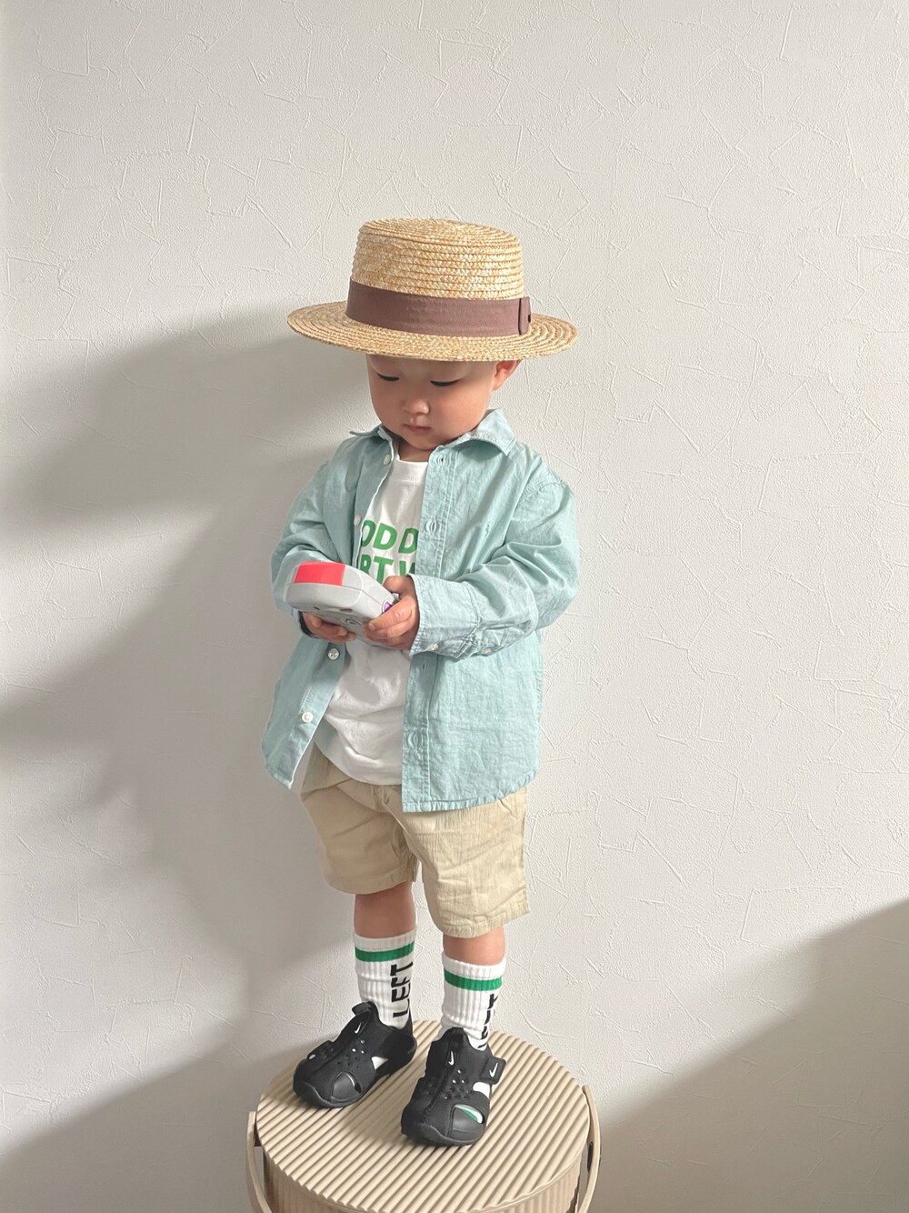 グリーン系のシャツ/ブラウス、ホワイト系のTシャツ/カットソー、ベージュ系のその他パンツを着用したキッズの春コーディネートの1枚目の写真