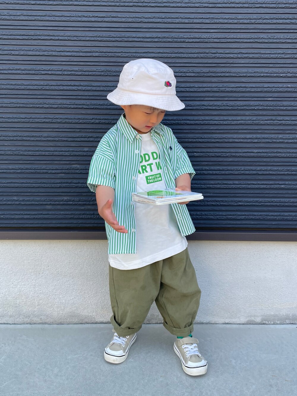 グリーン系のシャツ/ブラウス、ホワイト系のTシャツ/カットソー、グリーン系のその他パンツを着用したキッズの春コーディネートの1枚目の写真