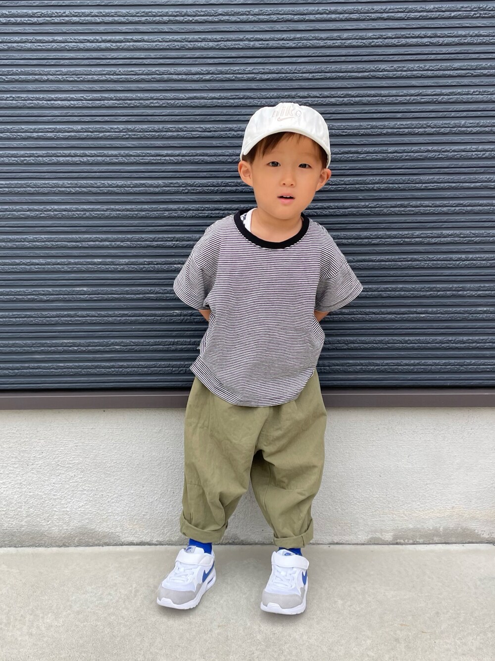 ブラック系のTシャツ/カットソー、ブラック系のショルダーバッグ、グリーン系のその他パンツを着用したキッズの夏コーディネートの1枚目の写真