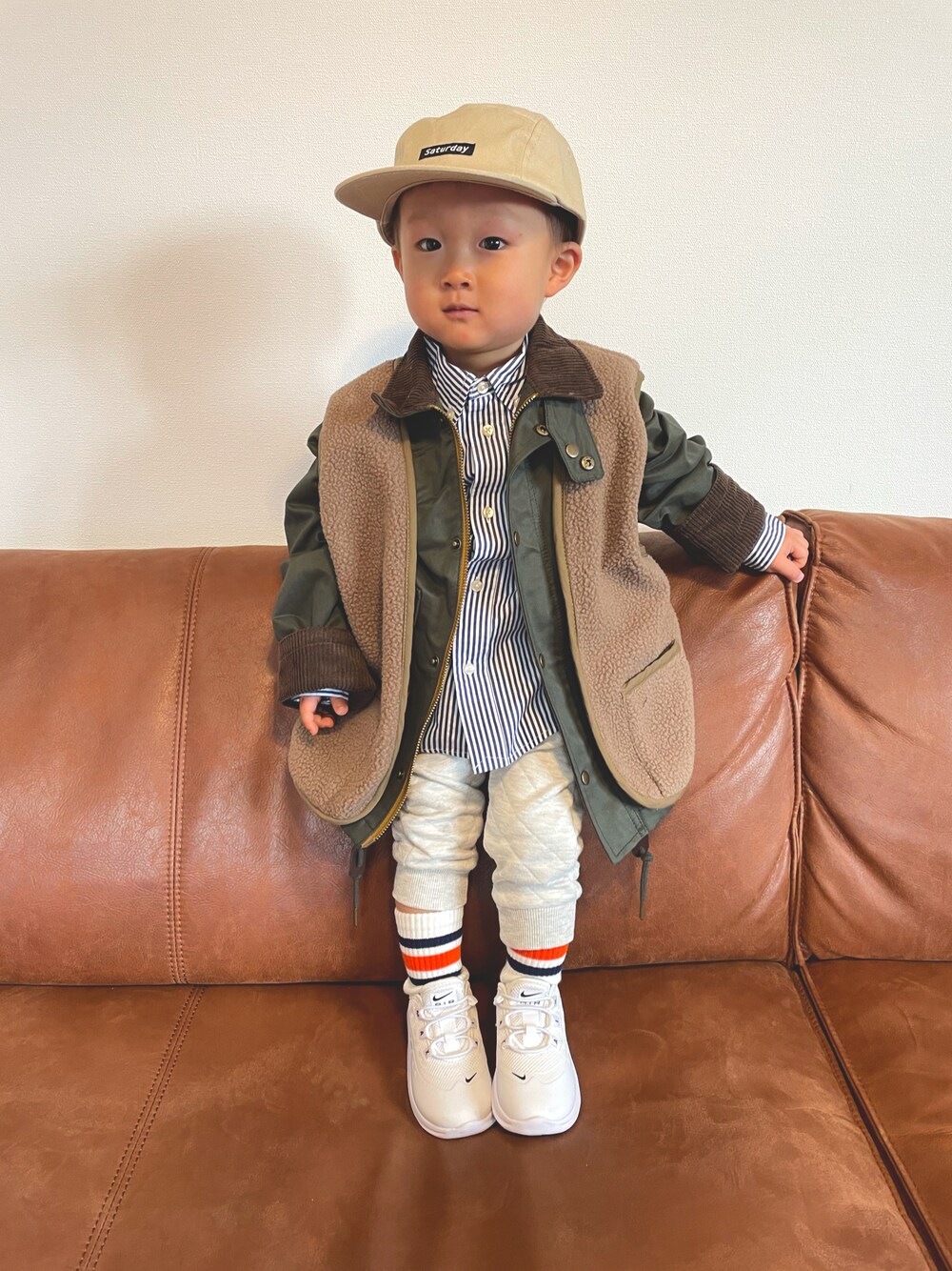 「キッズファッション、キャップ、スウェットパンツ、シャツスタイル、スニーカー、ラインソックス、ベスト、スウェット、コート、ジャケット、レイヤードスタイル、ストライプシャツ、白スニーカー」｜「西松屋のアイテム（キャップ、ベージュ系）」を使った、ＯＴＯ ☺︎ ‬ＲＩＲＩさん（キッズ・80cm）の冬コーディネートの1枚目の写真