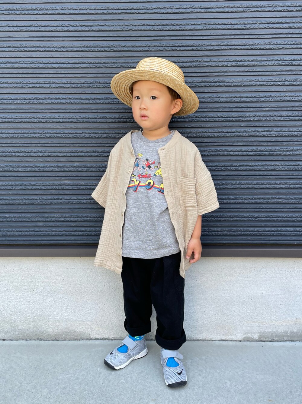 グレー系のTシャツ/カットソー、ベージュ系のシャツ/ブラウス、ブラック系のその他パンツを着用したキッズの春コーディネートの1枚目の写真