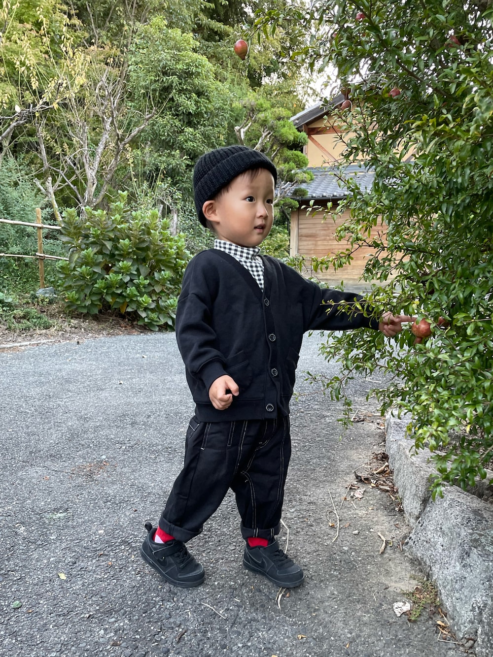 ブラック系のカーディガン/ボレロ、ブラック系のTシャツ/カットソー、ブラック系のパンツを着用したキッズの秋コーディネートの1枚目の写真