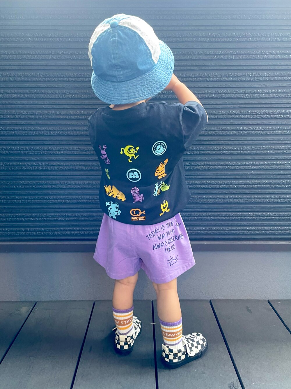 ブラック系のTシャツ/カットソー、パープル系のパンツ、ブラック系のスリッポンを着用したキッズの夏コーディネートの1枚目の写真