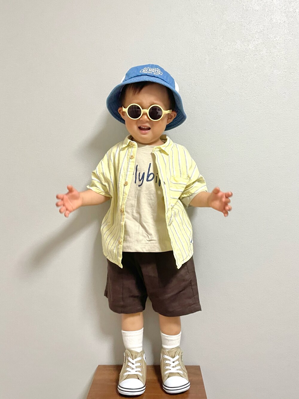 その他のTシャツ/カットソー、グレー系のその他パンツ、ベージュ系のスニーカーを着用したキッズの春コーディネートの1枚目の写真