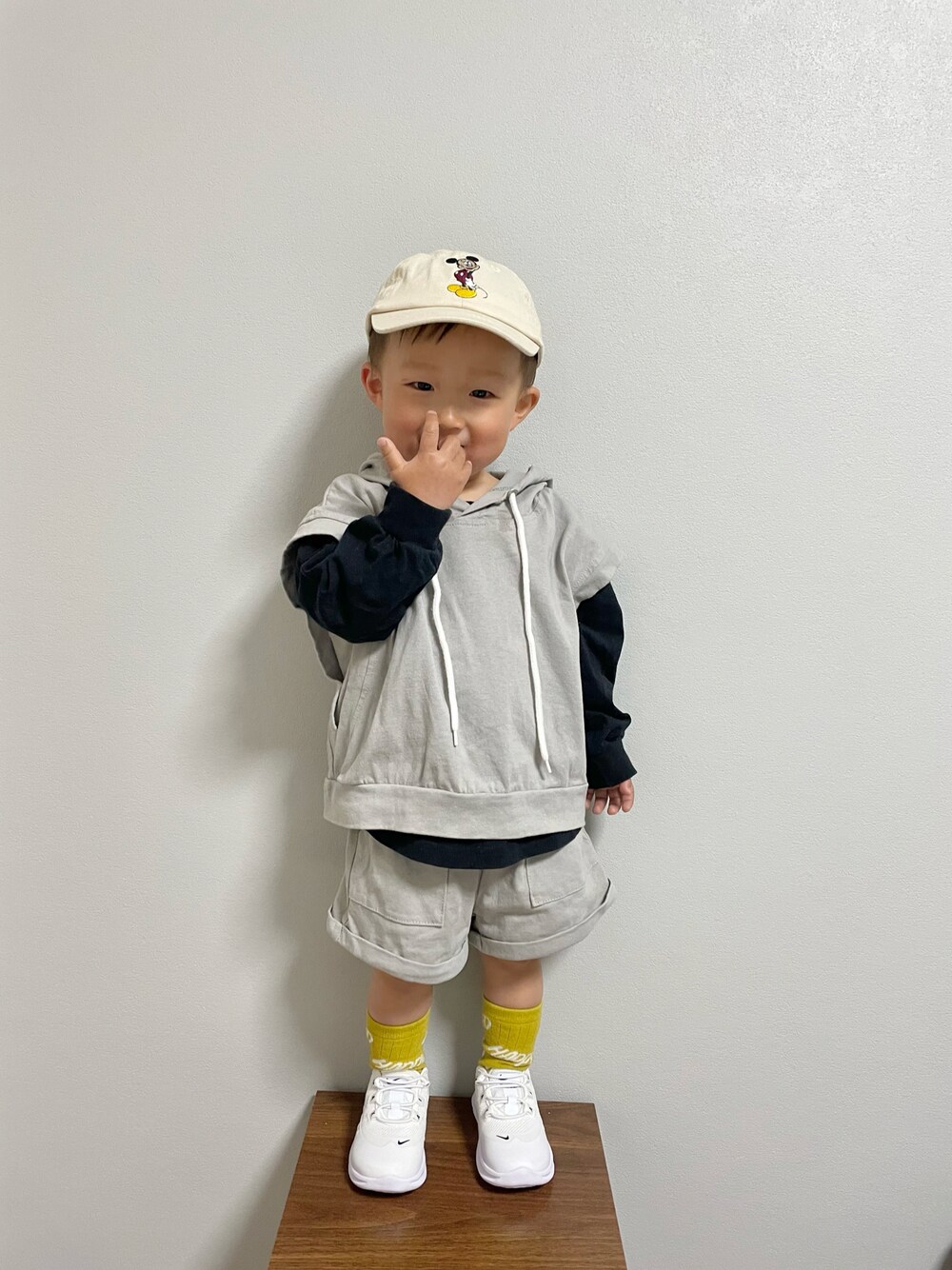 グレー系のスウェット、ブラック系のTシャツ/カットソー、ホワイト系のスニーカーを着用したキッズの春コーディネートの1枚目の写真