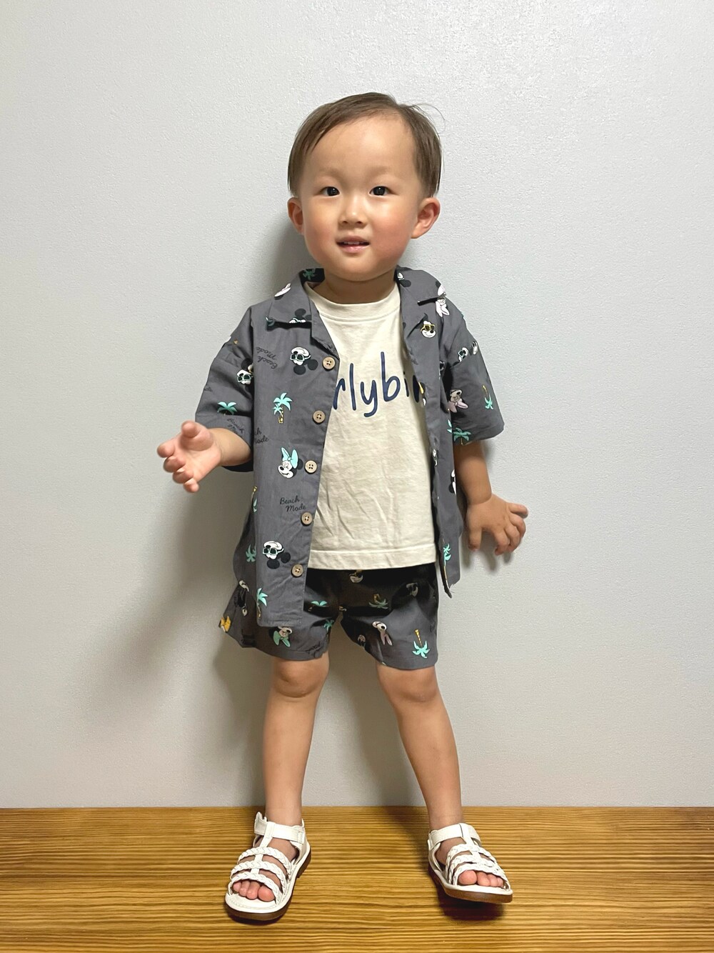 「セットアップ、プチプラ、夏コーデ、アロハシャツ、シャツスタイル、サンダル、Tシャツ、休日スタイル」｜「pairmanonの【プレミアムコットン100%】【かぞくおそろい】オリジナルシンプルロゴ  プリント半袖Tシャツ（Tシャツ/カットソー、その他）」を使った、ＯＴＯ ☺︎ ‬ＲＩＲＩさん（キッズ・80cm）の夏コーディネートの1枚目の写真