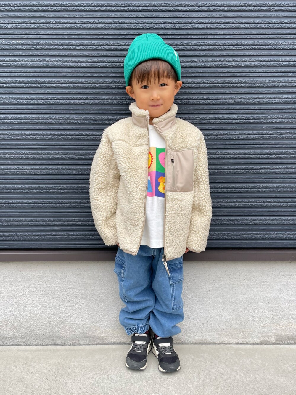 「ニット帽、ジャケット、フリース、ロンT、カーゴパンツ、デニム、デニムパンツ、スニーカー、ストリート、冬コーデ、秋冬コーデ、アウター」｜「ZARA KIDSのアイテム（ニットキャップ/ビーニー、グリーン系）」を使った、ＯＴＯ ☺︎ ‬ＲＩＲＩさん（キッズ・90cm）の冬コーディネートの1枚目の写真