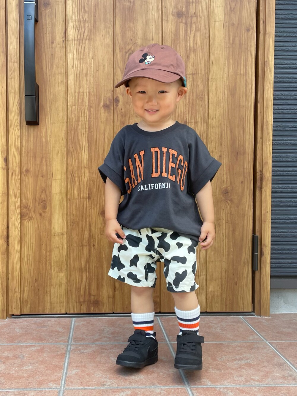 グレー系のTシャツ/カットソー、ホワイト系のその他パンツ、ブラック系のスニーカーを着用したキッズの夏コーディネートの1枚目の写真