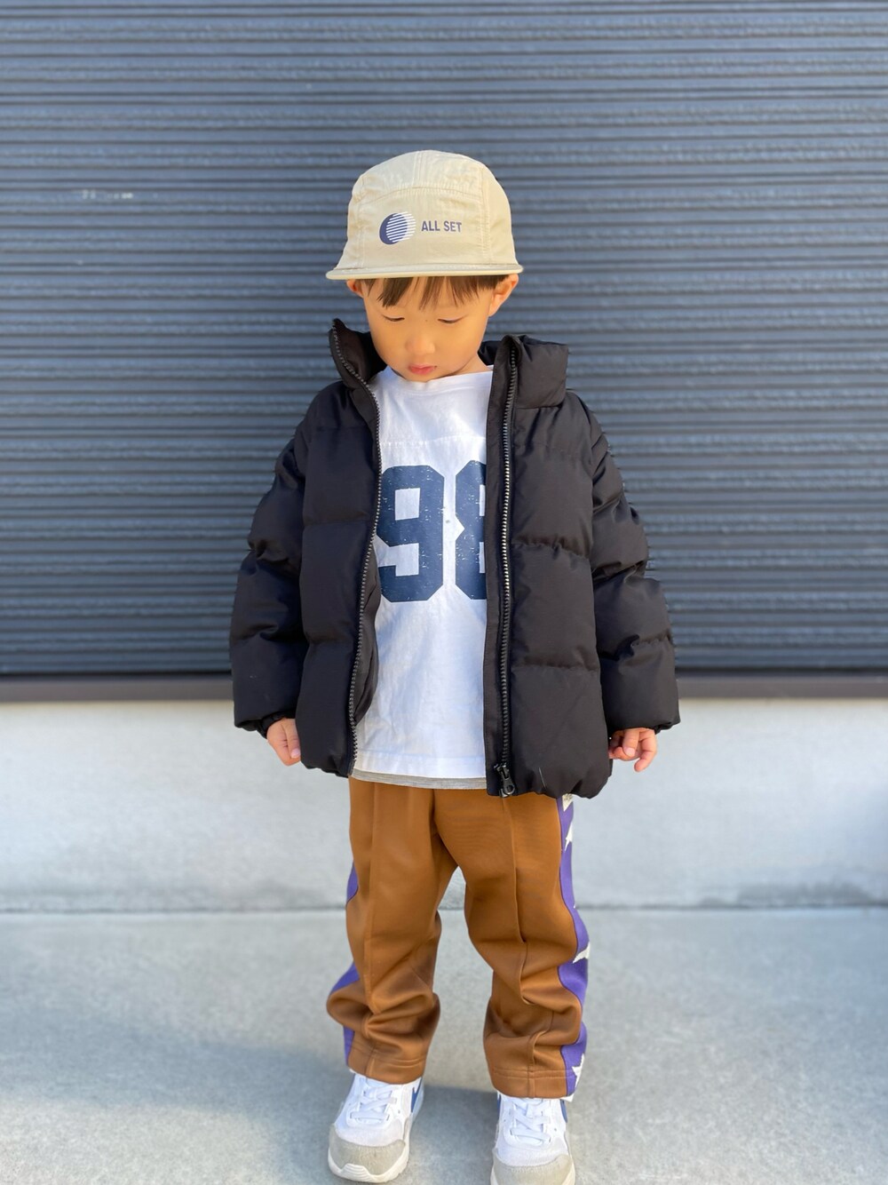 「プチプラ、ストリート、秋冬コーデ、アウター、スニーカー、NIKE、キャップ、トラックパンツ、カジュアルコーデ、ラフコーデ」｜「LOWRYS FARMのナイロンプリントキャップ　 984480（キャップ、ベージュ系）」を使った、ＯＴＯ ☺︎ ‬ＲＩＲＩさん（キッズ・90cm）の冬コーディネートの1枚目の写真