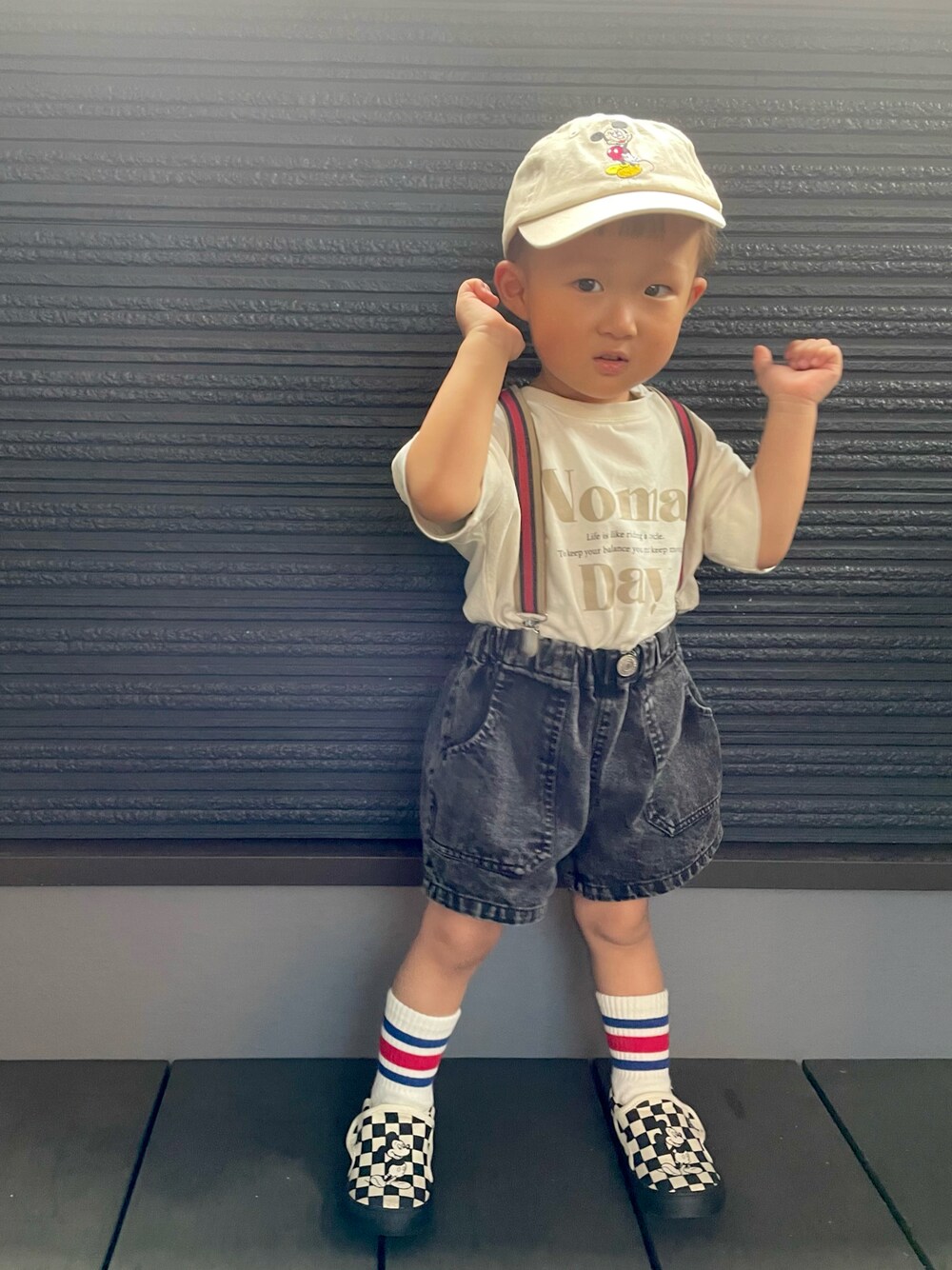 ベージュ系のTシャツ/カットソー、ブラック系のその他パンツ、ブラック系のスリッポンを着用したキッズの夏コーディネートの1枚目の写真