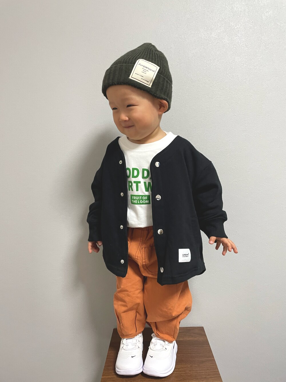 ホワイト系のTシャツ/カットソー、ブラック系のノーカラージャケット、ホワイト系のスニーカーを着用したキッズの冬コーディネートの1枚目の写真