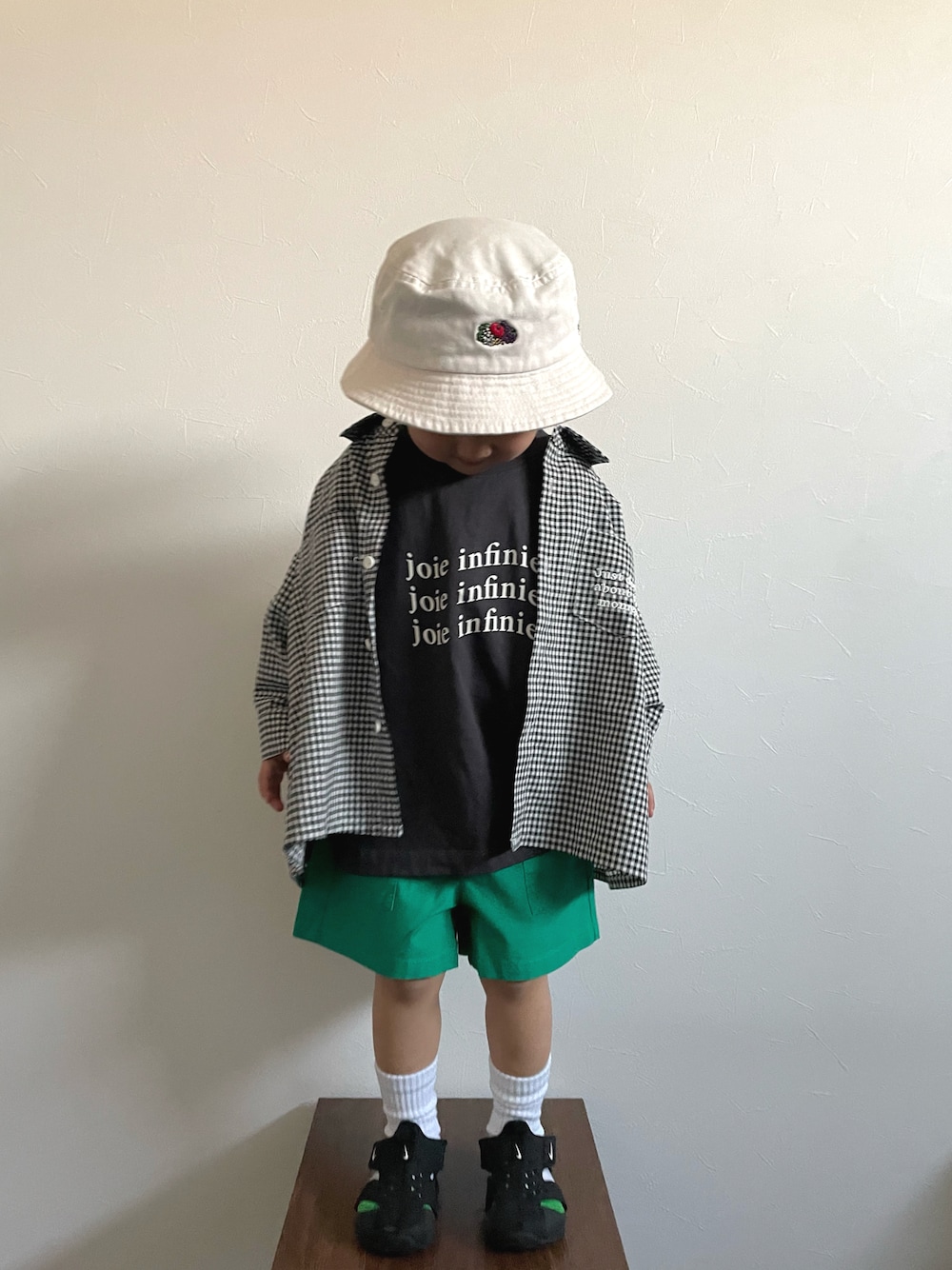 グレー系のTシャツ/カットソー、ブラック系のシャツ/ブラウス、グリーン系のパンツを着用したキッズの春コーディネートの1枚目の写真