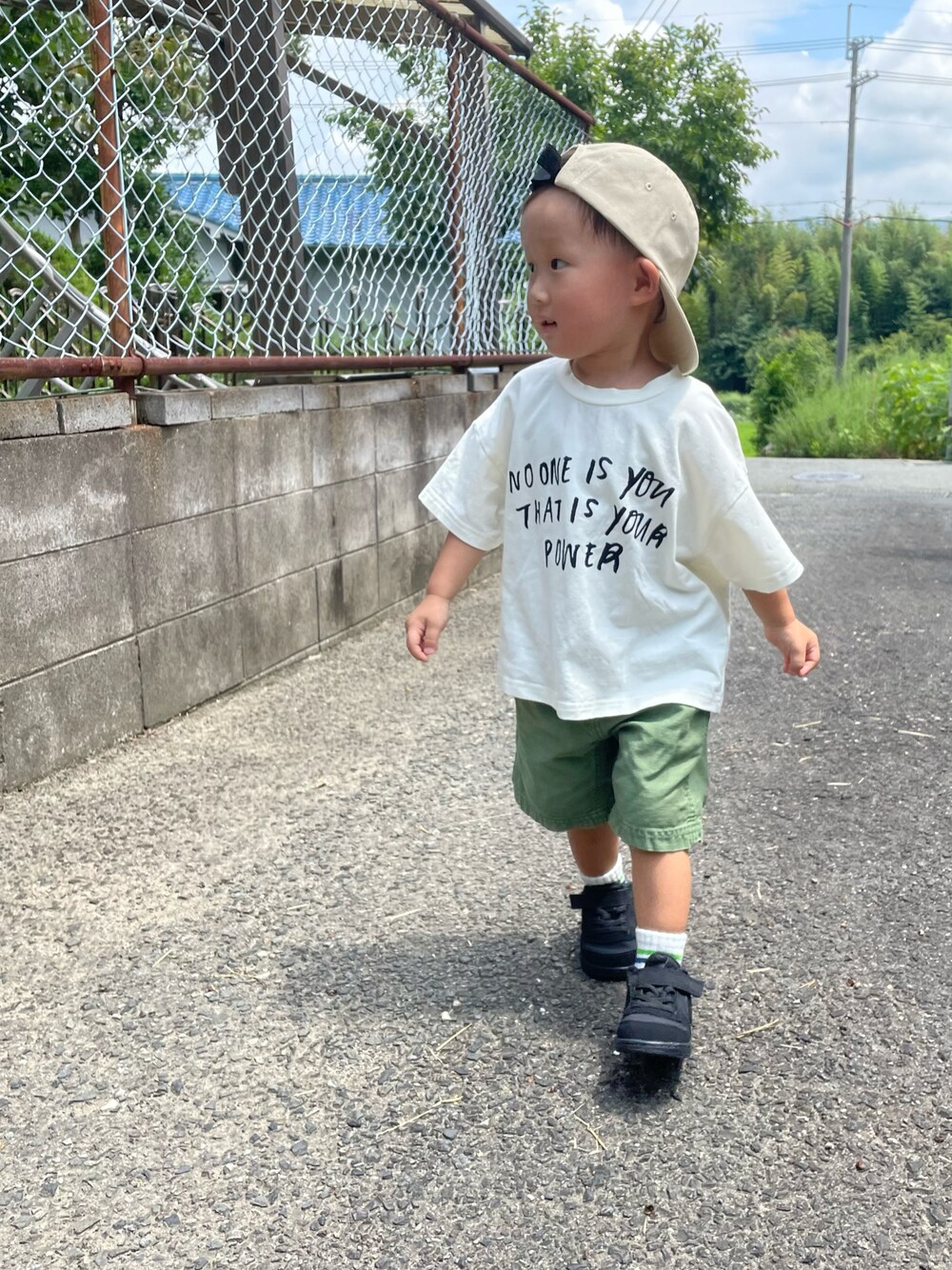 ホワイト系のTシャツ/カットソー、グリーン系のパンツ、ブラック系のスニーカーを着用したキッズの夏コーディネートの1枚目の写真