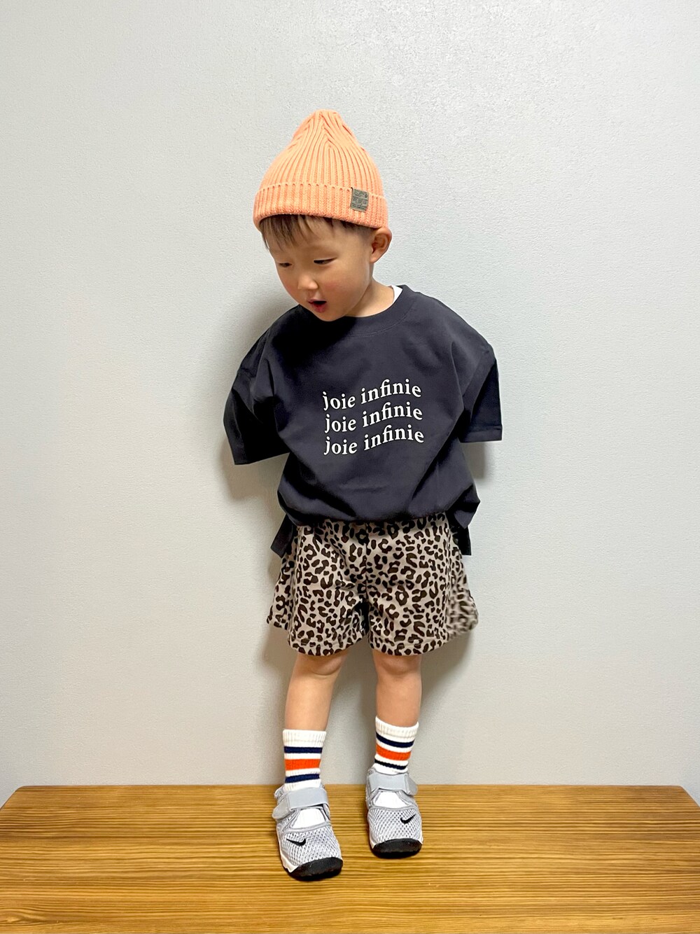 グレー系のTシャツ/カットソー、その他のその他パンツ、グレー系のスニーカーを着用したキッズの春コーディネートの1枚目の写真