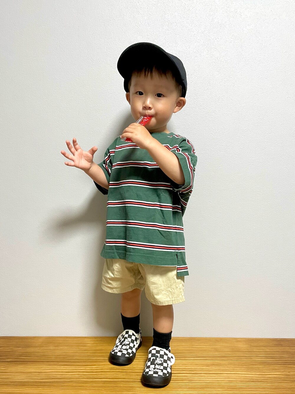 グリーン系のTシャツ/カットソー、ベージュ系のその他パンツ、ブラック系のスリッポンを着用したキッズの春コーディネートの1枚目の写真