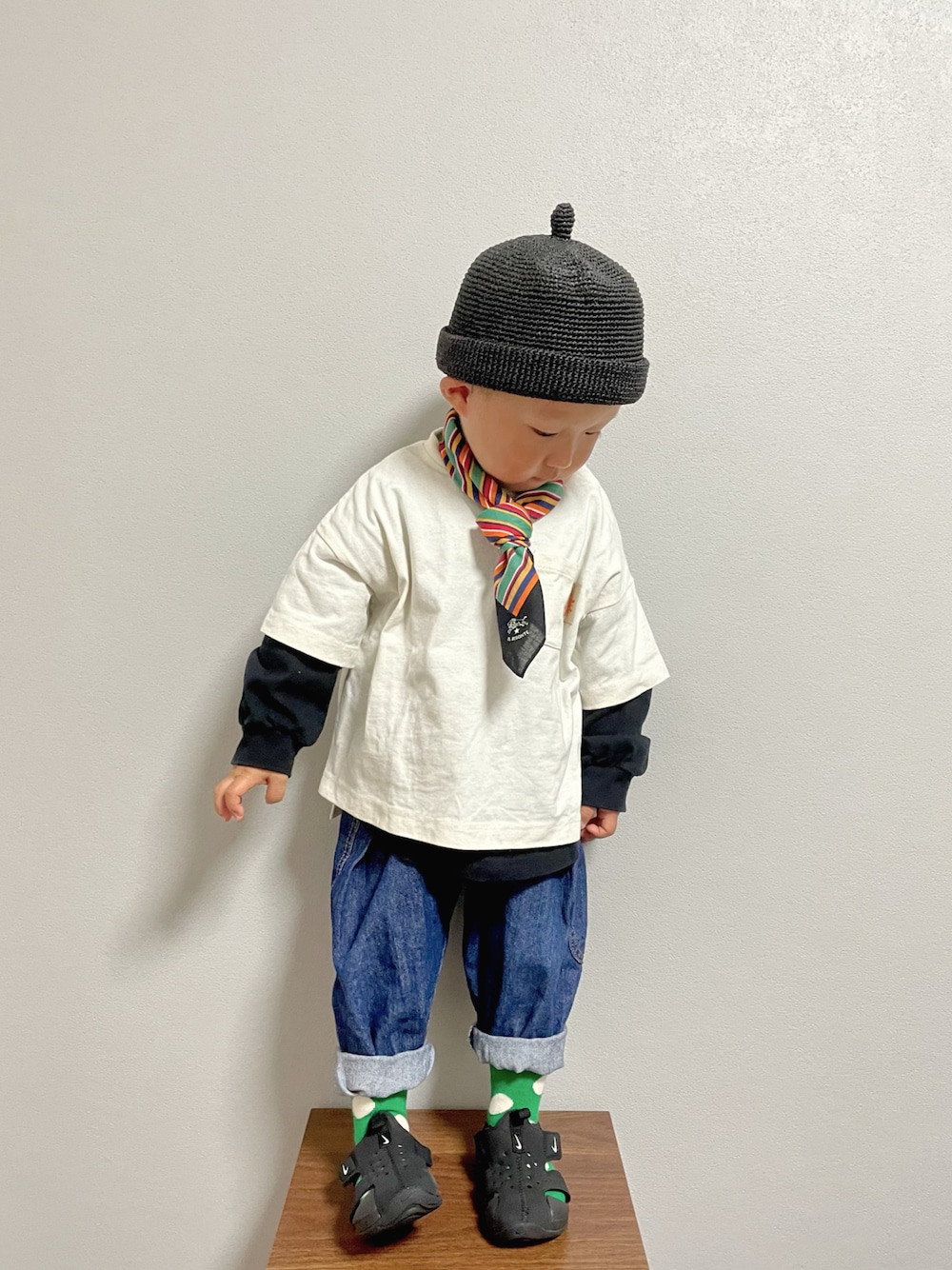 ブラック系のTシャツ/カットソー、その他のデニムパンツ、ブラック系のサンダルを着用したキッズの春コーディネートの1枚目の写真