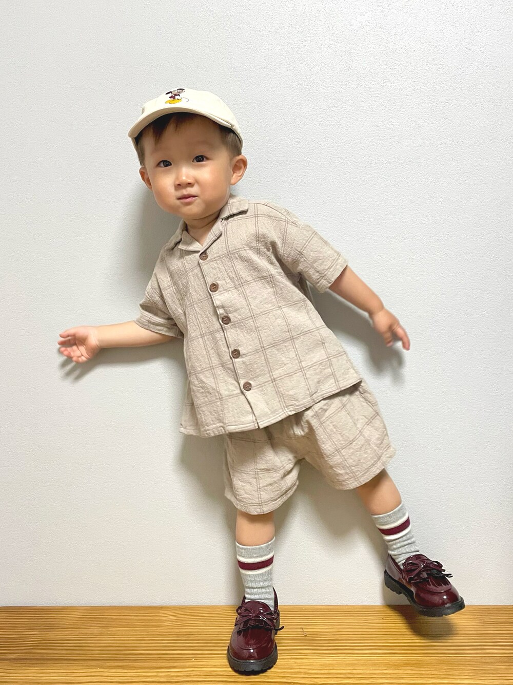 「FUDGE KIDSのトラッドスタイル、キッズファッション、男の子コーデ、お出かけコーデ、トラッド、キャップ、ラインソックス、ローファー、シャツスタイル、セットアップ、ワントーンコーデ」｜「petit mainの【Disney】ミッキー・ミニー／キャップ（キャップ、ベージュ系）」を使った、ＯＴＯ ☺︎ ‬ＲＩＲＩさん（キッズ・80cm）の春コーディネートの1枚目の写真