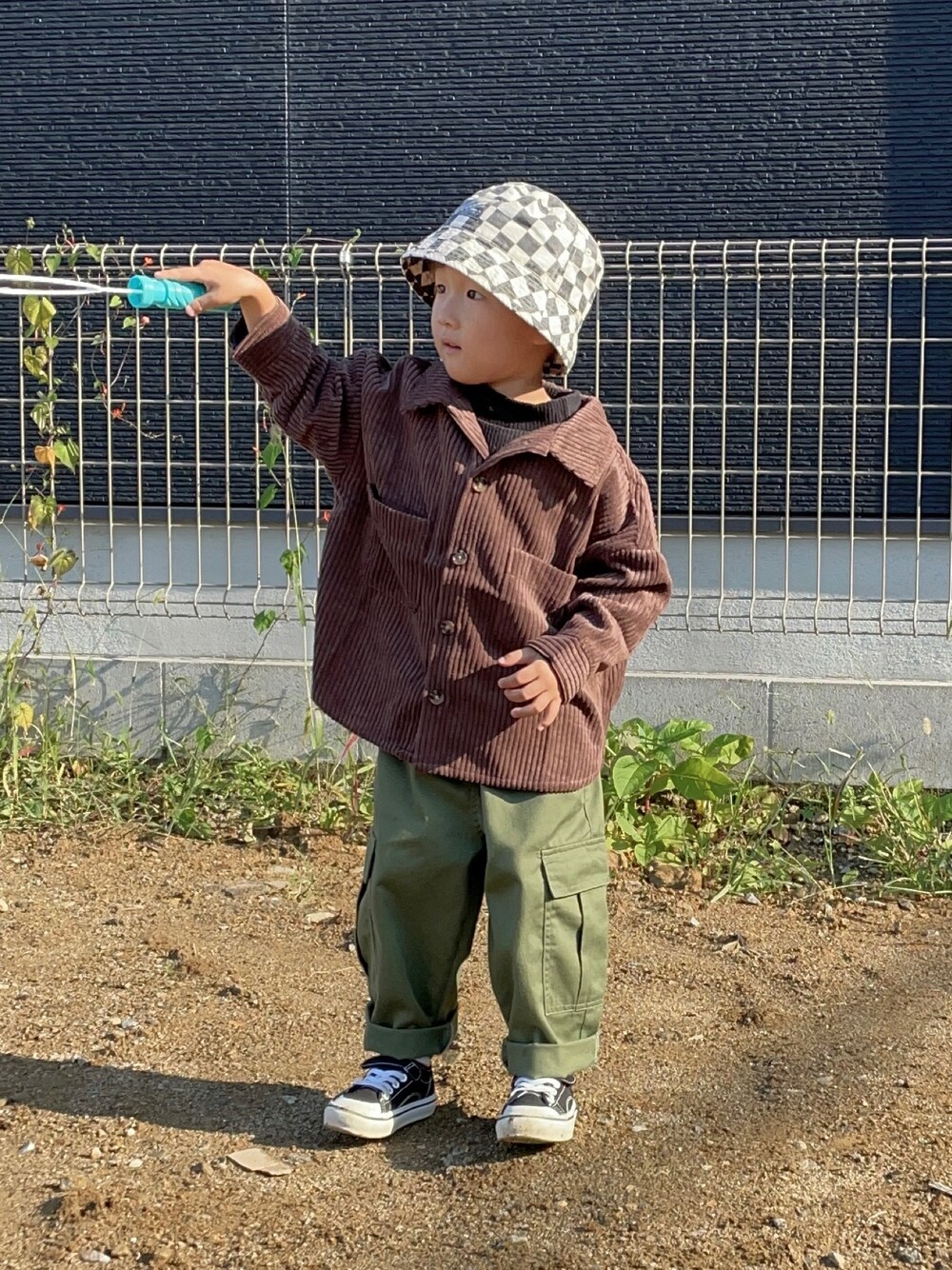 「バケットハット、レイヤードスタイル、シャツスタイル、コーデュロイ、カーゴパンツ、ストリート、スニーカー、ビッグシルエット、カジュアルコーデ、秋コーデ、ブラウン」｜「BREEZEのシェフハット（ハット、ブラック系）」を使った、ＯＴＯ ☺︎ ‬ＲＩＲＩさん（キッズ・90cm）の秋コーディネートの1枚目の写真