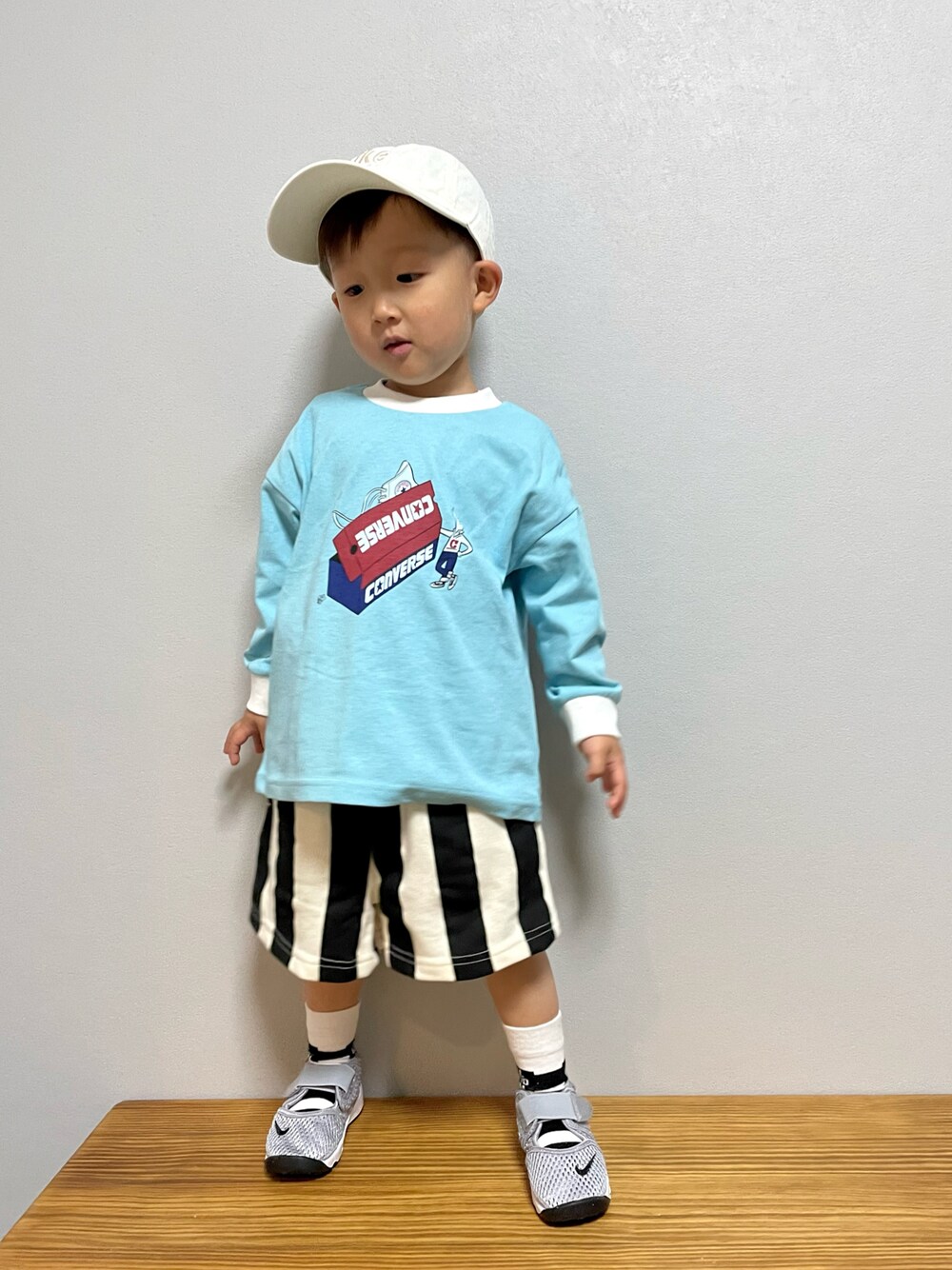 ブルー系のTシャツ/カットソー、ブラック系のその他パンツ、グレー系のスニーカーを着用したキッズの春コーディネートの1枚目の写真