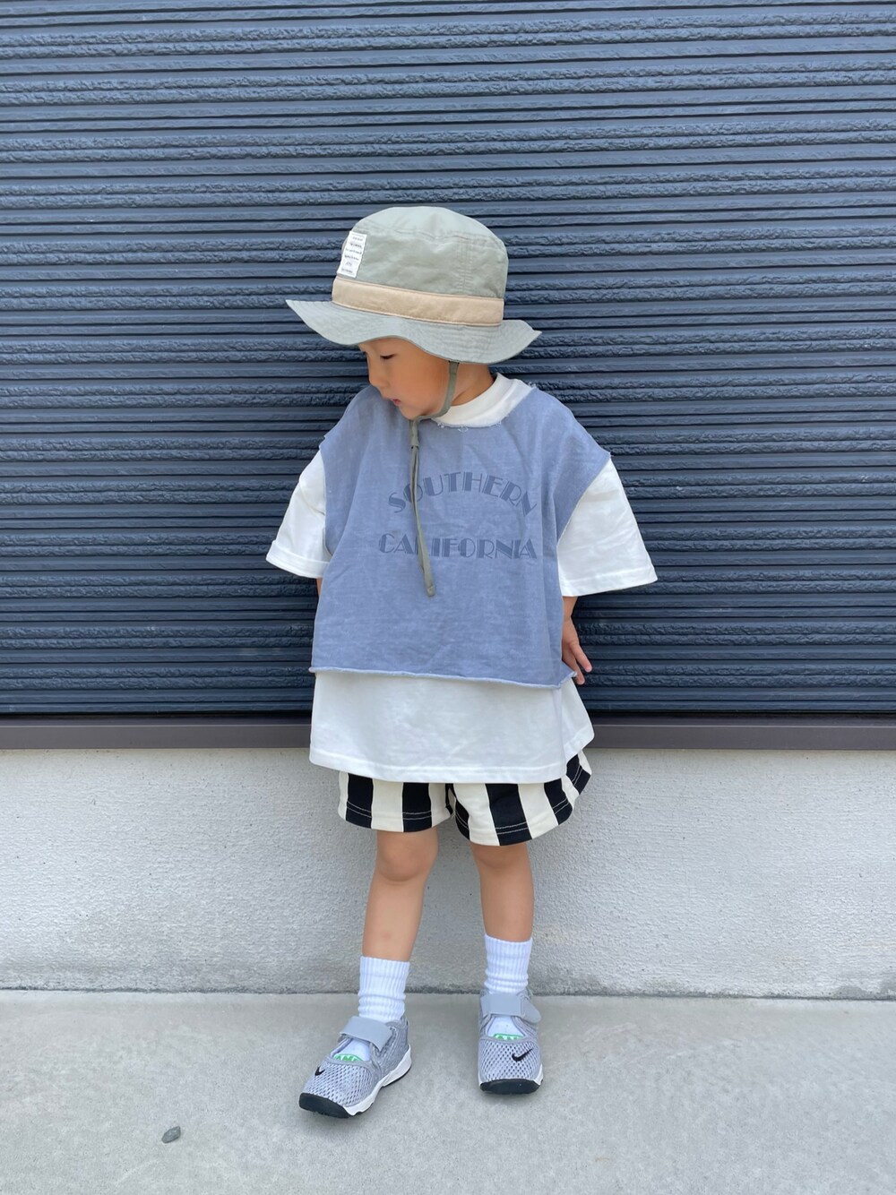 ブルー系のTシャツ/カットソー、ホワイト系のTシャツ/カットソー、ブラック系のその他パンツを着用したキッズの春コーディネートの1枚目の写真