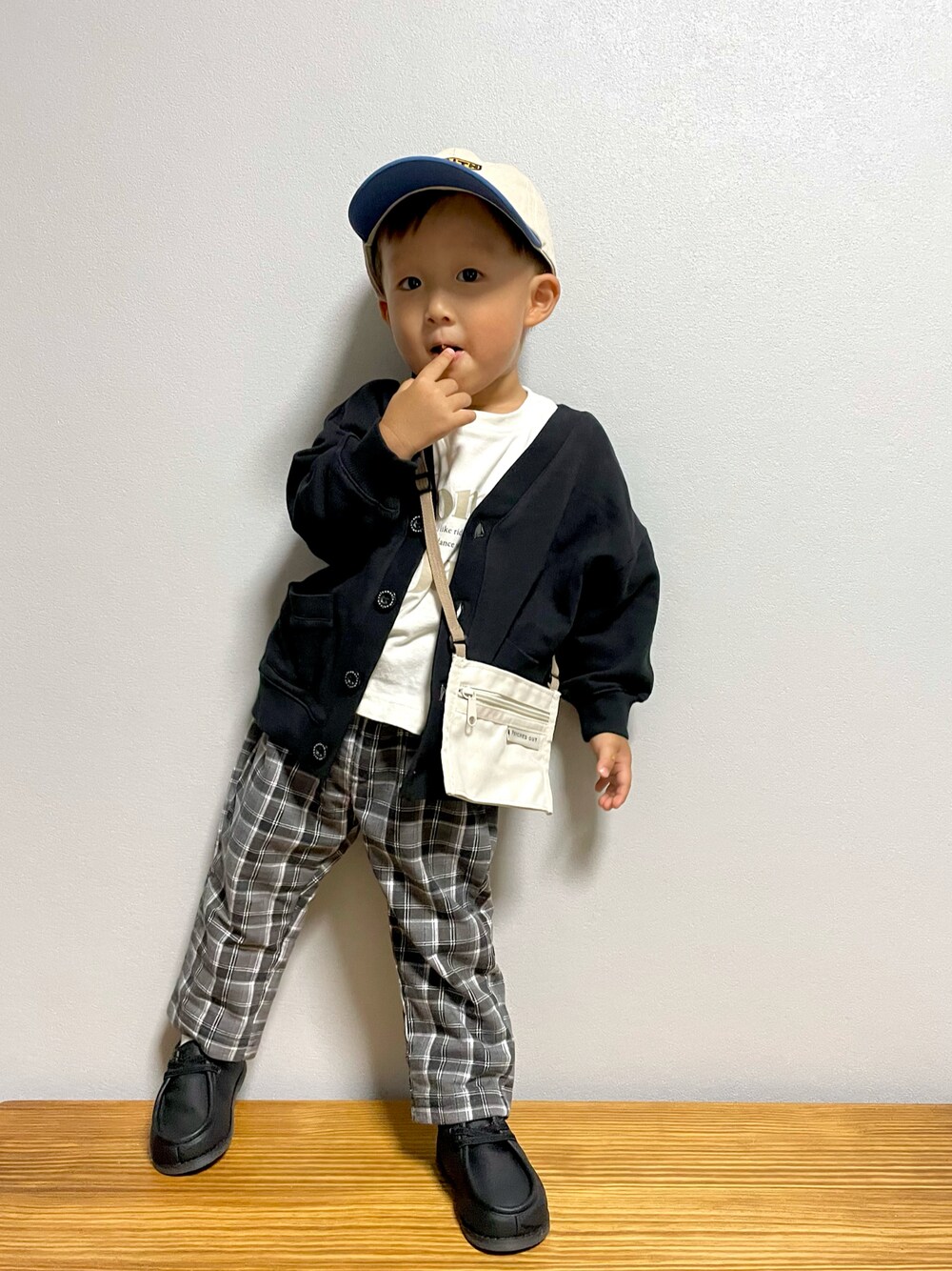 ベージュ系のTシャツ/カットソー、ブラック系のカーディガン/ボレロ、ブラック系のその他パンツを着用したキッズの秋コーディネートの1枚目の写真