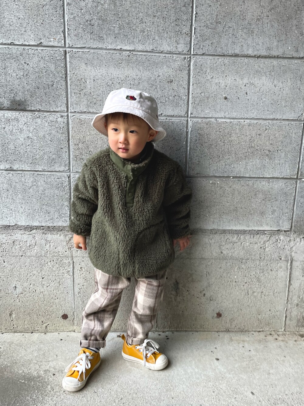 グリーン系のブルゾン、イエロー系のスニーカー、ベージュ系のその他パンツを着用したキッズの春コーディネートの1枚目の写真