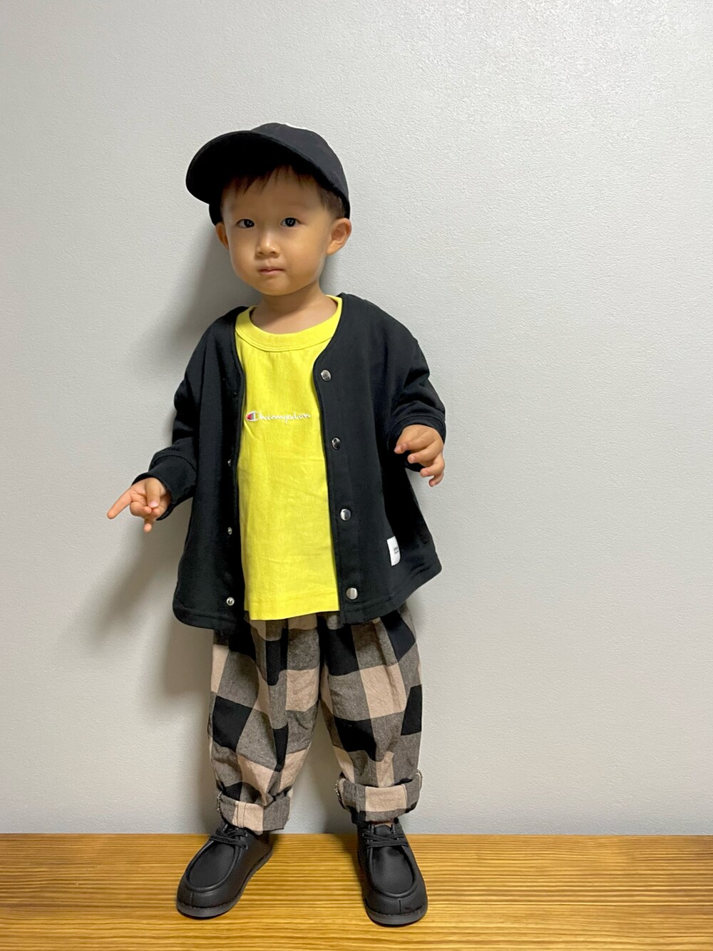 イエロー系のTシャツ/カットソー、ブラック系のノーカラージャケット、ベージュ系のその他パンツを着用したキッズの秋コーディネートの1枚目の写真