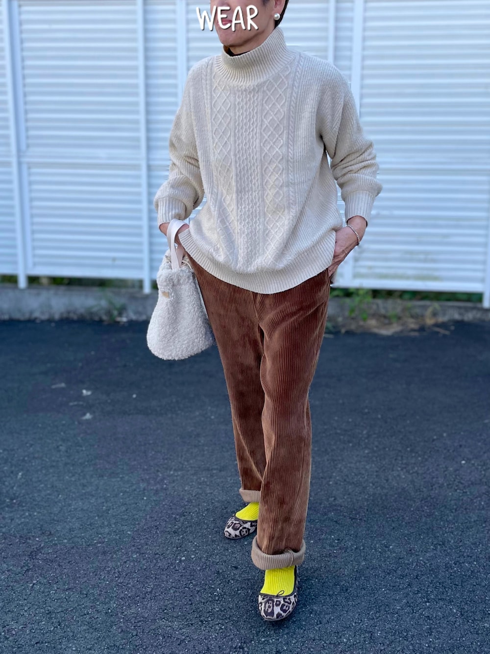 「レオパード、ケーブルニット、コーデュロイパンツ、休日スタイル、ブラウン、バレーシューズ、オトナカジュアル、ファー巾着」｜「Te chichiのアイテム（ニット/セーター、ベージュ系）」を使った、ゆりさん（レディース・154cm）の秋コーディネートの1枚目の写真